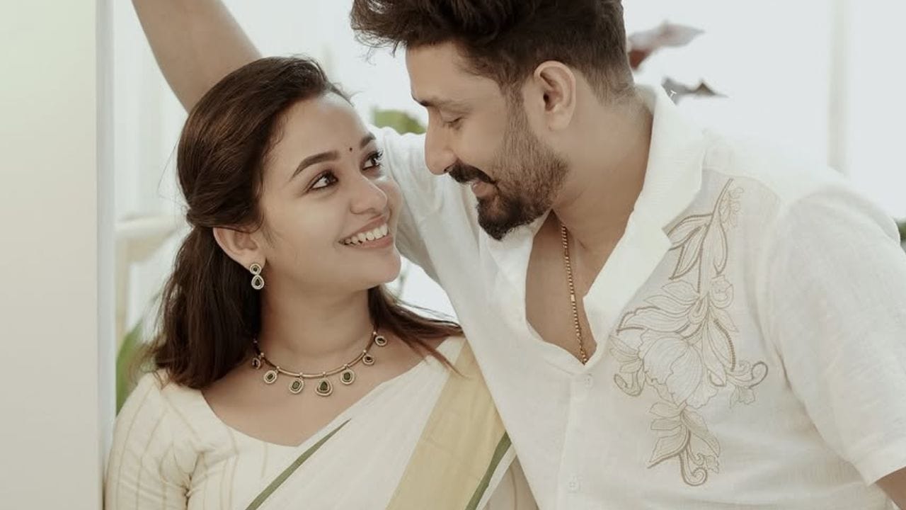 മിനിസ്ക്രീൻ പ്രേക്ഷകർക്ക് ഏറെ സുപരിചിതയായ നടിയാണ് ആലീസ് ക്രിസ്റ്റി. നിരവധി പ്രമുഖ സീരിയലുകളിൽ  ശ്രദ്ധയാർന്ന കഥാപാത്രങ്ങൾ ആലീസ് ചെയ്തിട്ടുണ്ട്. മഞ്ഞുരുകും കാലം എന്ന ജോയ്സി സീരിയലിലൂടെയാണ് ആലിസ് കൂടുതൽ ശ്രദ്ധ നേടിയത്.  പിന്നീട് അങ്ങോട്ട് നിരവധി മനോഹരമായ നായിക കഥാപാത്രങ്ങളും താരം ചെയ്തിട്ടുണ്ട്. (Photo: Instagram)