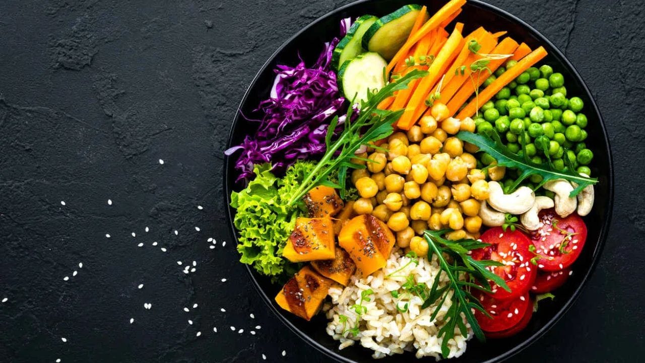 സമീപകാലത്തായി ആളുകൾ തങ്ങളുടെ ഭക്ഷണക്രമത്തിലും ആരോ​ഗ്യകാര്യത്തിലും കൂടുതൽ ശ്രദ്ധാലുക്കളാണ്. എന്ത് കഴിക്കണം കഴിക്കാൻ പാടില്ല എന്ന കാര്യത്തിൽ വ്യക്തമായ ധാരണ വെച്ചാണ് ഭക്ഷണം തിരഞ്ഞടുക്കാറുള്ളത്. അതിനിടെ അടുത്തകാലത്തായി ആളുകളിൽ കണ്ടുവരുന്ന ഒരു പ്രവണതയാണ് മാംസാഹാരം ഉപേക്ഷിച്ച്  സസ്യാഹാരം പിന്തുടരുന്നത്. വിരാട് കോഹ്‌ലി, അമിതാഭ് ബച്ചൻ തുടങ്ങിയ നിരവധി പ്രമുഖ സെലിബ്രിറ്റികൾ ആരോഗ്യകരമായ ജീവിതശൈലി പിന്തുടരുന്നതിനും മികച്ച ആരോഗ്യം നിലനിർത്തുന്നതിന്റേയും ഭാ​ഗമായി സസ്യാഹാരം ജീവിതചര്യയാക്കിയെന്നാണ് പുറത്തുവരുന്ന റിപ്പോർട്ട്. ഇതാണ് ഇവരുടെ സൗന്ദര്യത്തിനും ആരോ​ഗ്യത്തിനു പിന്നിലെ രഹസ്യമെന്നും പലരും വിശ്വസിക്കുന്നു. എന്നിരുന്നാലും പച്ചക്കറികൾ ധാരാളം ഭക്ഷണത്തിൽ ഉൾപ്പെടുന്നത് നമുക്ക് ആരോഗ്യപരമായ പല ഗുണങ്ങളും നൽകും എന്നുള്ളത് സത്യമാണ്. പല ജീവിതശൈലി രോഗങ്ങളിൽ നിന്നും മുക്തി നേടാൻ പച്ചക്കറികൾ സഹായിക്കും. അത്തരത്തിൽ സസ്യാഹാരികളായ നമ്മുടെ താരങ്ങൾ ആരൊക്കെയെന്ന് നോക്കാം
