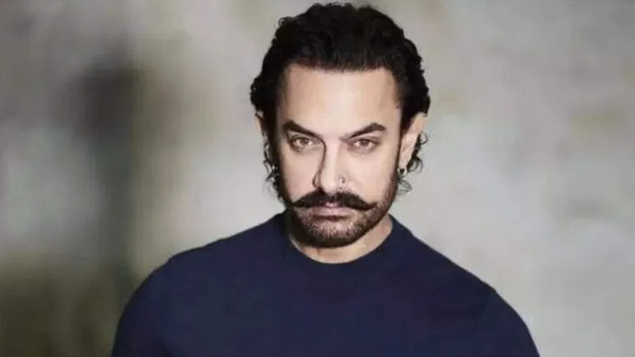 ആമിർ ഖാൻ: ജന്മനാ കടുത്ത മാംസാഹാരിയായിരുന്നു അമീർ ഖാൻ. പിന്നീട് അദ്ദേഹത്തിന്റെ ഭാര്യയുടെ സ്വാധീനത്താൽ അത് ഉപേക്ഷിക്കാൻ തീരുമാനിച്ചു. ഇപ്പോൾ അദ്ദേഹം ഒരു പൂർണ്ണ സസ്യാഹാരിയാണെന്നാണ് വിവരം.(image: Social media)