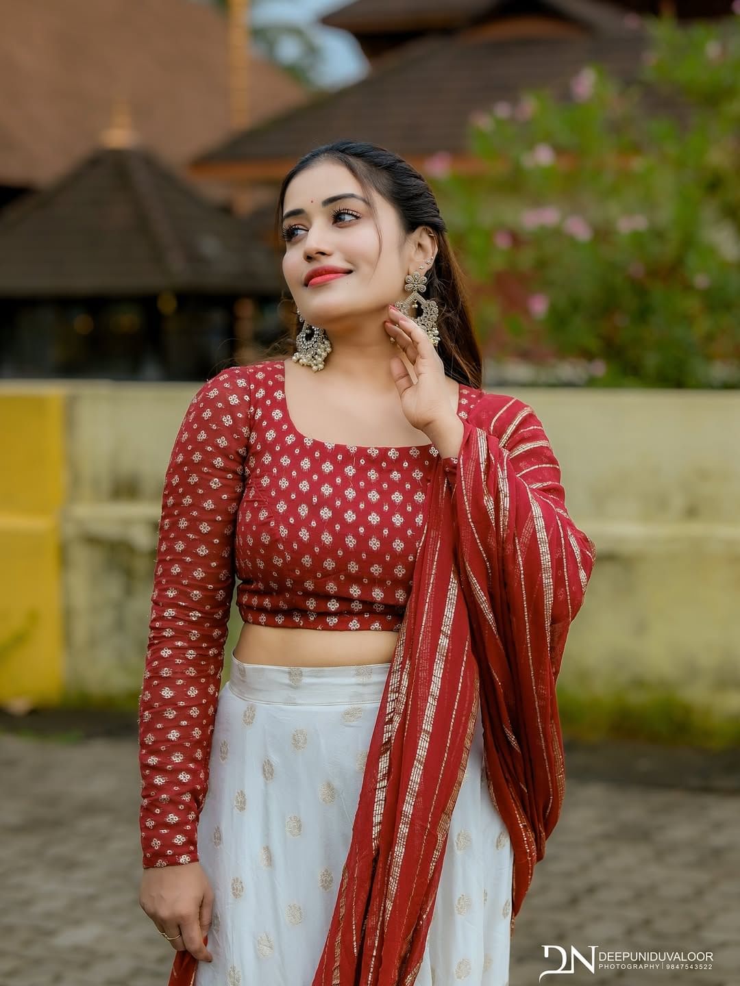 പല വേദികളിലും താരം തന്റെ ചെറുപ്പക്കാലത്തെ കുറിച്ച് പറഞ്ഞിരുന്നു. കാശ് കൊടുത്ത് വിലകൂടിയ വസ്ത്രങ്ങൾ വാങ്ങുന്ന ശീലം തനിക്കില്ലെന്നും അനുമോൾ ഒരു അഭിമുഖത്തിൽ പറഞ്ഞിവരുന്നു. 