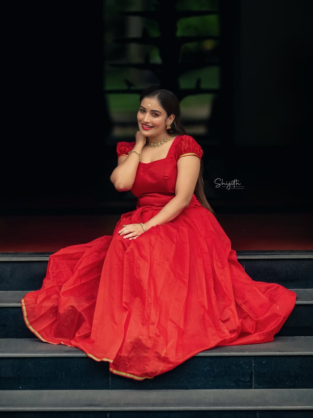 18 വയസ്സിലാണ് അനുമോൾ സീരിയൽ രംഗത്ത് എത്തിയത്. പിന്നാലെ പ്രതിഫലമായി 1000 രൂപ ലഭിച്ചു. ആദ്യകാലത്ത് ഒന്നിലധികം സീരിയലുകളിൽ അഭിനയിച്ചിരുന്നു.