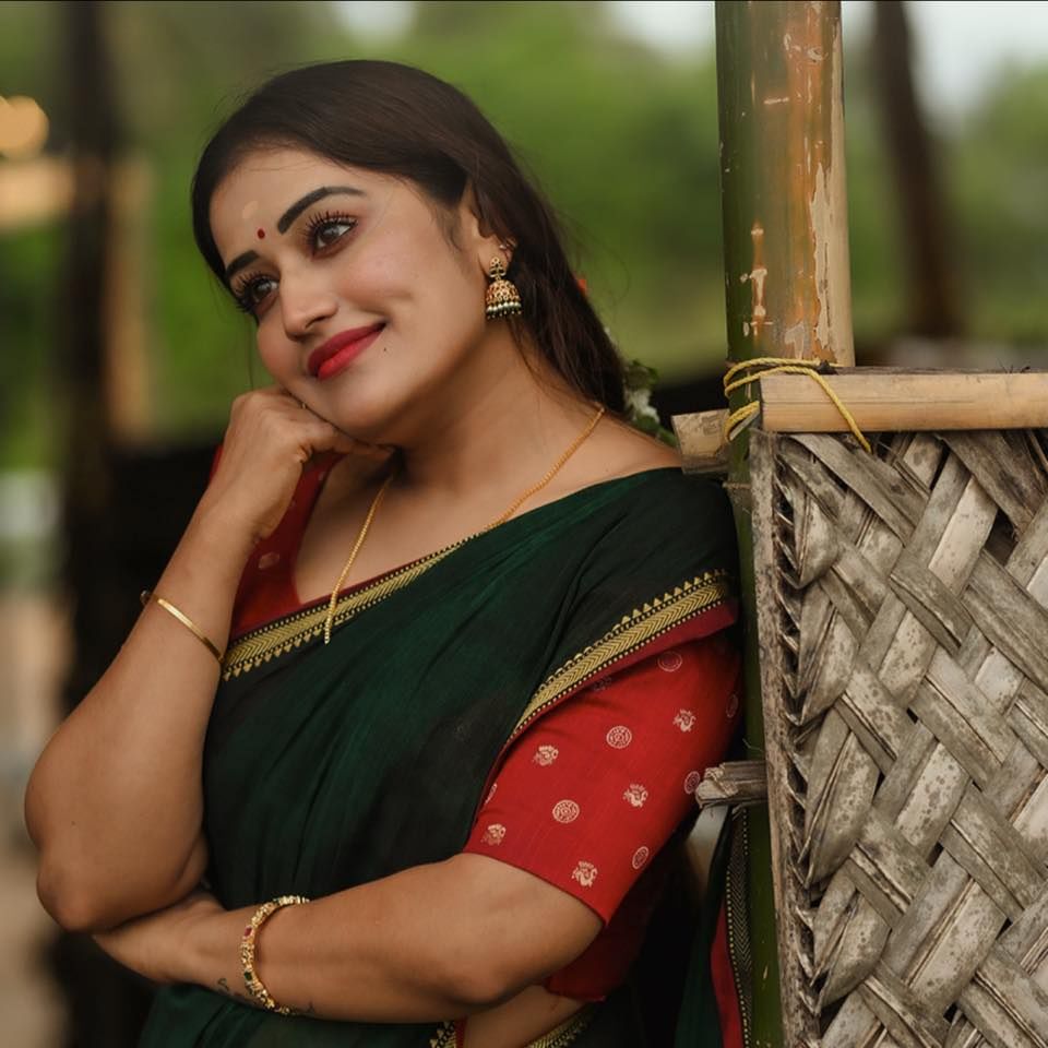 ബി​ഗ് ബോസ് മലയാളം സീസൺ ഏഴിലെ ശ്രദ്ധേയമായ മത്സരാർത്ഥികളിൽ ഒരാളാണ് അനുമോൾ. ടോപ്പ് ഫൈവിൽ എത്തുമെന്ന് പ്രേക്ഷകർ എല്ലാം പറയുമ്പോഴും പിആറിന്റെ ബലത്തിലാണ് അനുമോൾ അവിടെ കഴിയുന്നതെന്ന വിമർശനവും ഉയരുന്നുണ്ട്. ഇപ്പോഴിതാ അനുമോൾക്ക് പിആർ ഉണ്ടോ എന്നതിനെ കുറിച്ച് കലാകാരൻ അഖിൽ കവലയൂർ പറഞ്ഞ വാക്കുകളാണ് സോഷ്യൽ മീഡിയയിൽ ശ്രദ്ധേയമാകുന്നത്.  (Image Credits: Facebook)