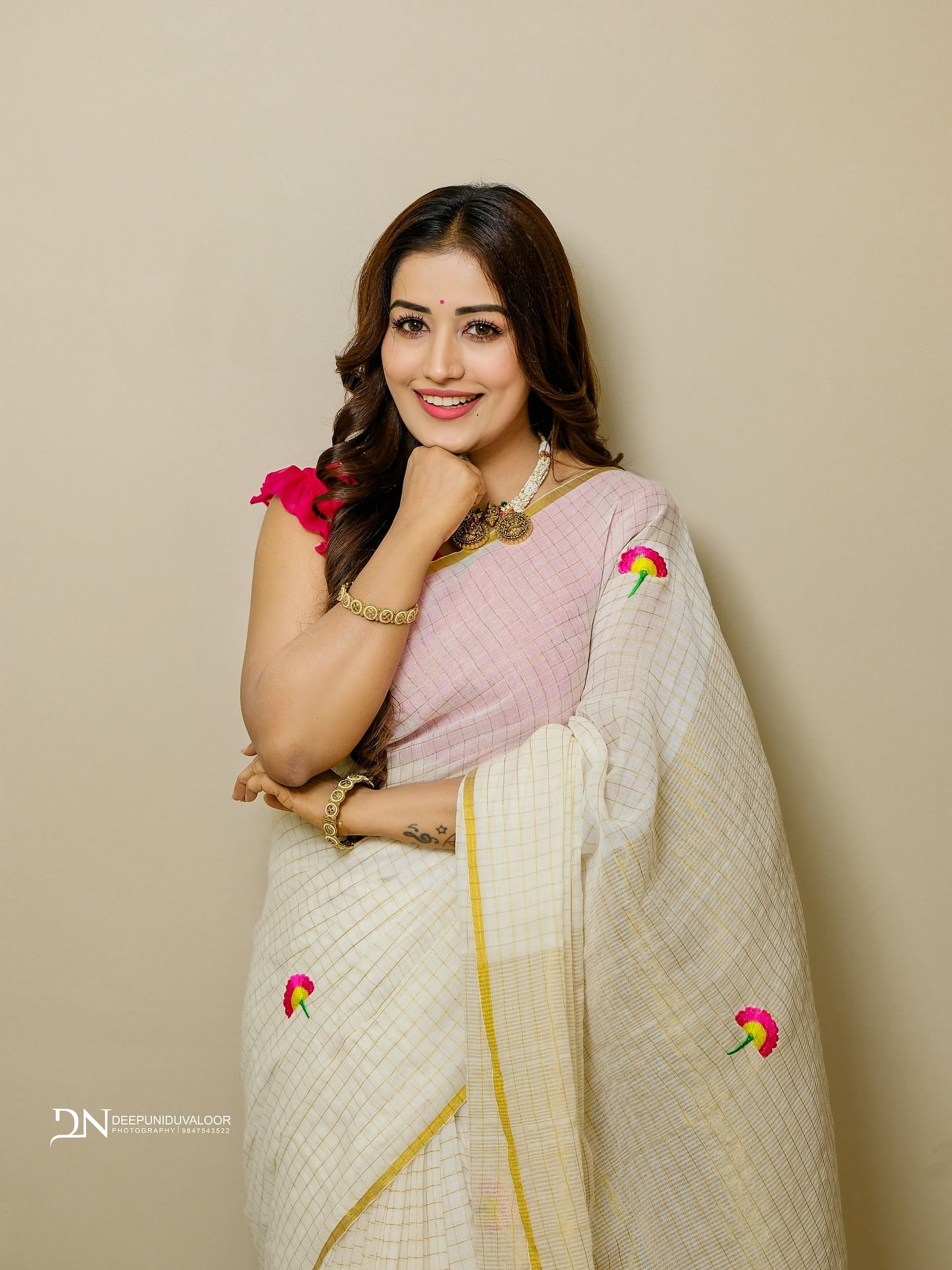 പൈസ കൊടുത്ത് പിആർ ചെയ്യിക്കുമെന്ന് തോന്നുന്നില്ലെന്നും  പബ്ലിക്ക് ടോയ്ലറ്റിൽ പോയാൽ പോലും കൊളാബ് ചോദിക്കുന്നയാളാണ് അനുമോൾ എന്നുമാണ്  അഖിൽ പറയുന്നത്. സ്വന്തമായി ഒരു ഊണ് പോലും വാങ്ങിച്ച് തരാത്ത പെണ്ണാണെന്നും അഖിൽ തമാശരൂപേണ പഞ്ഞു.  മൈൽസ്റ്റോൺ മേക്കേഴ്സിനു നൽകിയ അഭിമുഖത്തിലായിരുന്നു അഖിലിന്റെ പ്രതികരണം.

