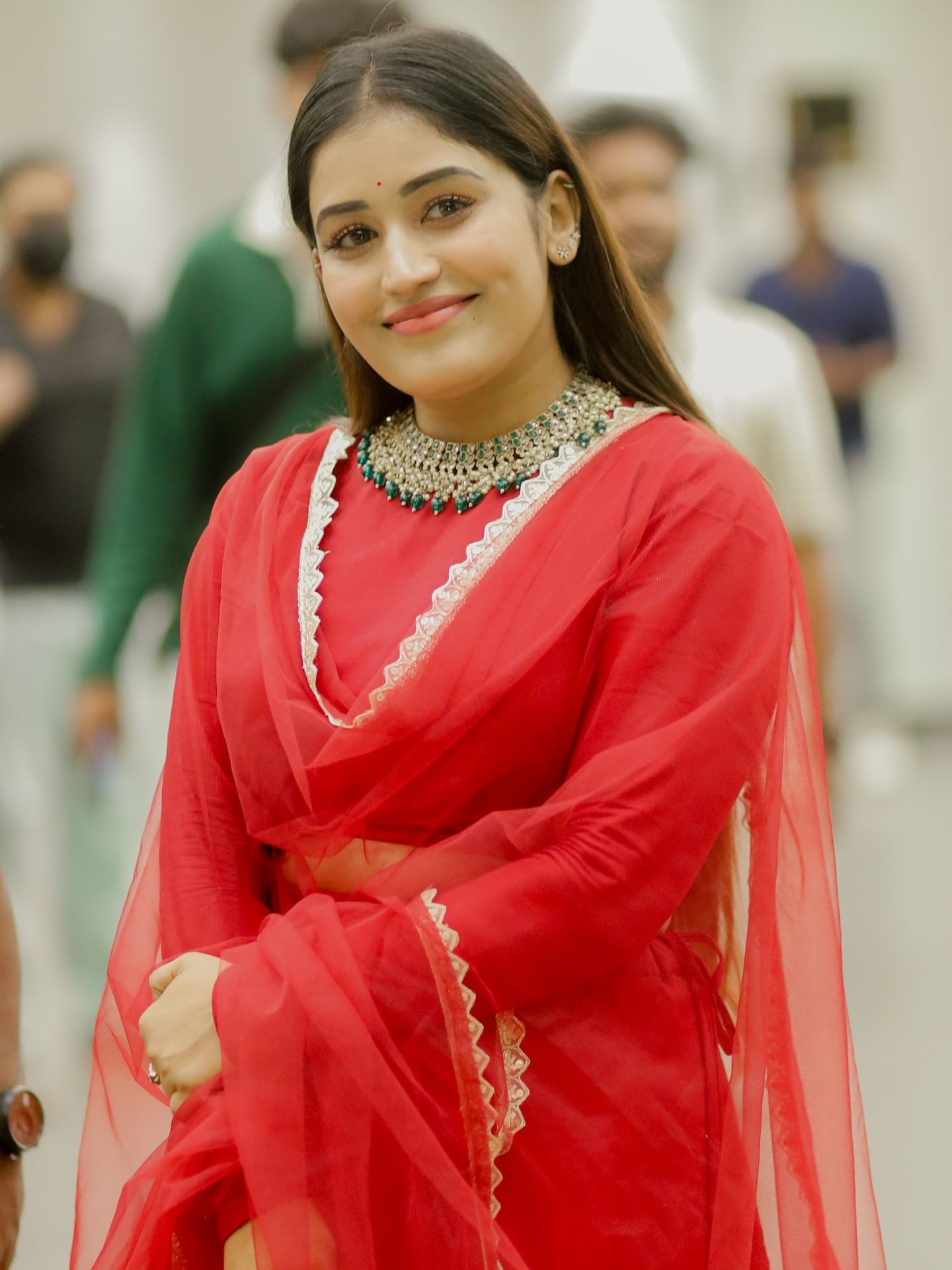 താനും അനുമോളും ഒരുപാട് വർഷം ഒരുമിച്ച് ജോലി ചെയ്തിട്ടുണ്ടെന്നും തനിക്ക് തന്റെ അനിയത്തി കുട്ടിയെ പോലെയാണെന്നുമാണ് അഖിൽ പറയുന്നത്. അതുകൊണ്ട് തന്നെ അനുമോൾ ജയിക്കണമെന്ന് സ്വഭാവികമായി ആഗ്രഹമുണ്ടെന്നും അദ്ദേഹം പറഞ്ഞു. ഇൻസ്റ്റാ​ഗ്രാമിൽ സ്ക്രോൾ ചെയ്യുമ്പോൾ അനുവിന്റെ കണ്ടന്റാണ് കൂടുതലും കാണാറുള്ളതെന്നും അദ്ദേഹം പറ‌ഞ്ഞു. 