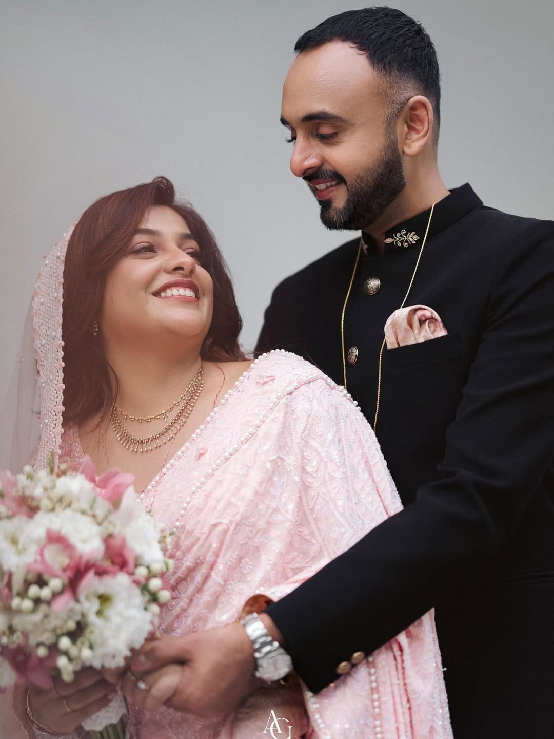 ഇപ്പോഴിതാ റിക്കിനെ പരിചയപ്പെടും മുൻപ് താന്‍ മറ്റൊരാളുമായി അടുപ്പത്തിലായിരുന്നുവെന്ന് താരം പറഞ്ഞ വാക്കുകളാണ് സോഷ്യൽ മീഡിയയിൽ വൈറലാകുന്നത്. ആ ബന്ധം എന്തുകൊണ്ട് തകര്‍ന്നുവെന്നാണ് അര്‍ച്ചന പറയുന്നുണ്ട് . ധന്യ വര്‍മയ്ക്ക് നല്‍കിയ അഭിമുഖത്തിലാണ് അര്‍ച്ചന പറയുന്നത്. 
