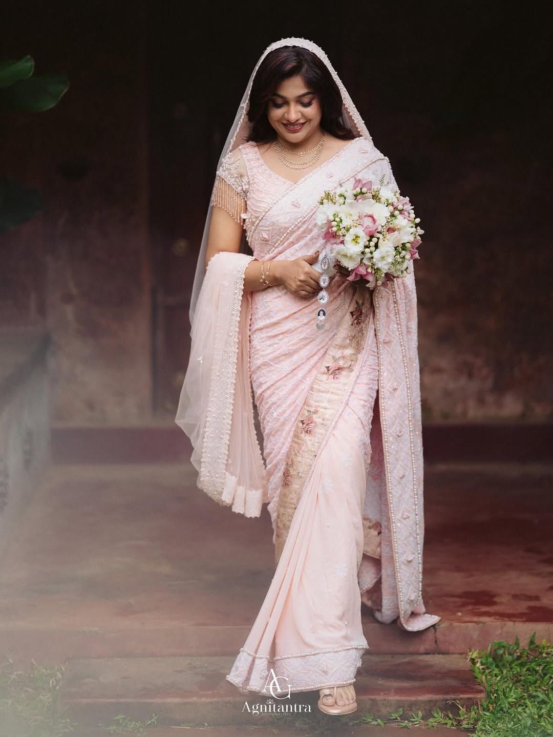 ജീവിതത്തിലെ പുതിയൊരു ഘട്ടത്തിലേക്ക് കടന്നിരിക്കുകയാണ് നടി അര്ച്ചന കവി. കഴിഞ്ഞ ദിവസമാണ് താരം വിവാഹിതയായെന്ന വാർത്ത പുറത്തുവന്നത്. റിക്ക് വര്ഗീസ് ആണ് വരന്. ഇതിനു പിന്നാലെ താരങ്ങളടക്കം നിരവധി പേരാണ് നടിക്ക് ആശംസകൾ നേർന്ന് എത്തിയത്. താരത്തിന്റെ രണ്ടാം വിവാഹം ആണിത്. (Image Credits:Instagram)