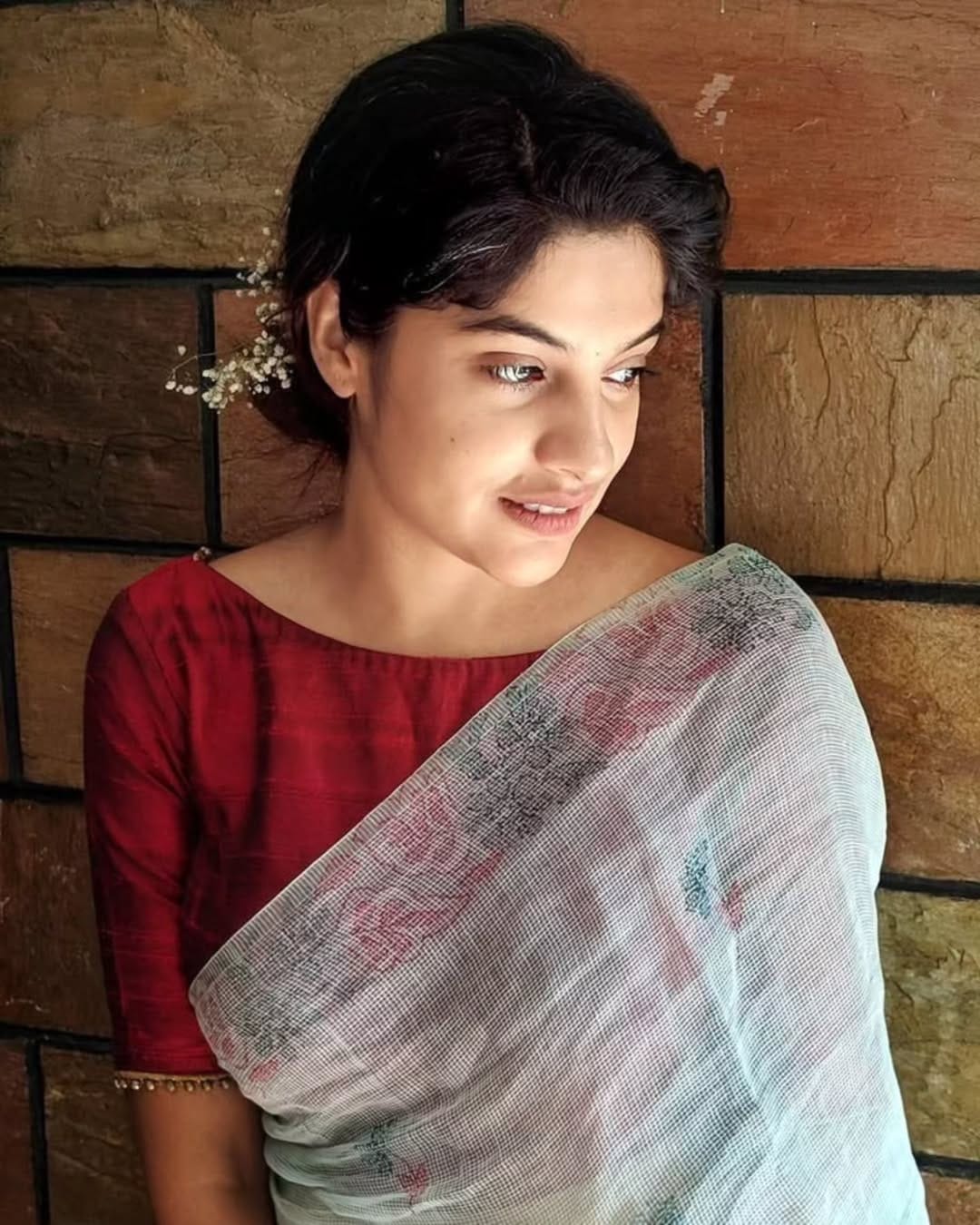 ധന്യ വര്‍മയ്ക്ക് നല്‍കിയ അഭിമുഖത്തിലായിരുന്നു ഇരുവരുടെ  കൂടിക്കാഴ്ചയെക്കുറിച്ചും പ്രണയത്തെക്കുറിച്ചുമൊക്കെ അര്‍ച്ചന തുറന്നുപറഞ്ഞത്.മാനസികാരോ​ഗ്യ പ്രശ്നങ്ങളുണ്ടെന്ന്  കേള്‍ക്കുമ്പോള്‍ അതോടെ തീര്‍ന്നെന്നും ജീവിതത്തില്‍ ഇനിയെന്നും ഒറ്റയ്ക്കായിരിക്കുമെന്നുമാണ് ആളുകള്‍ കരുതുകയെന്നും എന്നാൽ അങ്ങനെയല്ലെന്നാണ് താരം പറയുന്നത്.. 