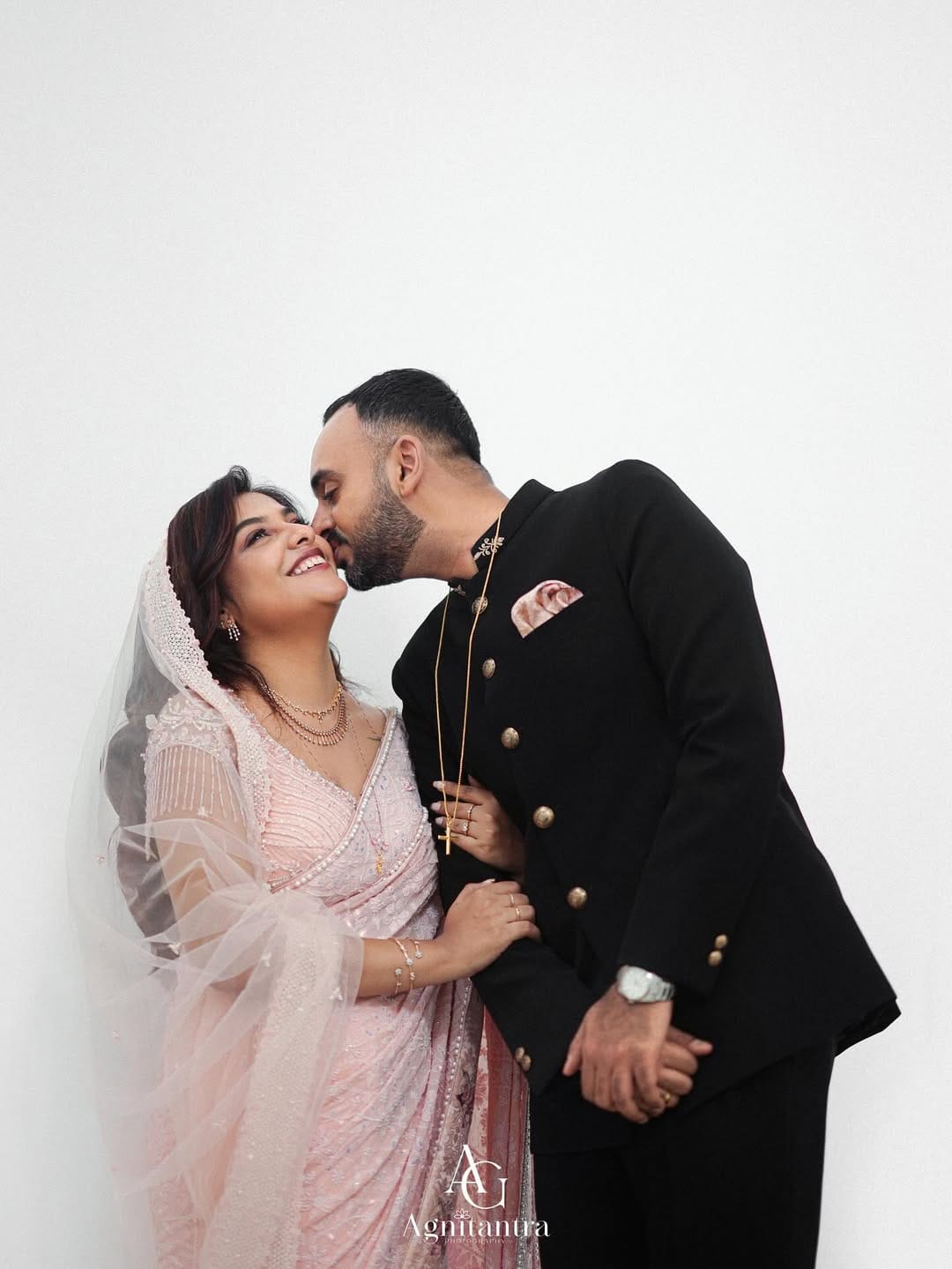 അതിനാൽ താൻ ഒറ്റയ്ക്ക് പോയി. എന്നാൽ അവർ തന്നോട് വളരെ മോശമായാണ് പെരുമാറിയത്. സൗന്ദര്യമല്ലാതെ, തന്റെ സാരി തരാന്‍ മാത്രം നിന്നിലൊന്നുമില്ലെന്ന് പറഞ്ഞു. തങ്ങള്‍ വളരെ കുലീനരായ കുടുംബമാണ്. തങ്ങള്‍ വളരെ കുലീനരായ കുടുംബമാണ്. ഇരു കുടുംബവും വ്യത്യസ്തമാണ് എന്ന് പറഞ്ഞുവെന്നും അര്‍ച്ചന പറയുന്നു.