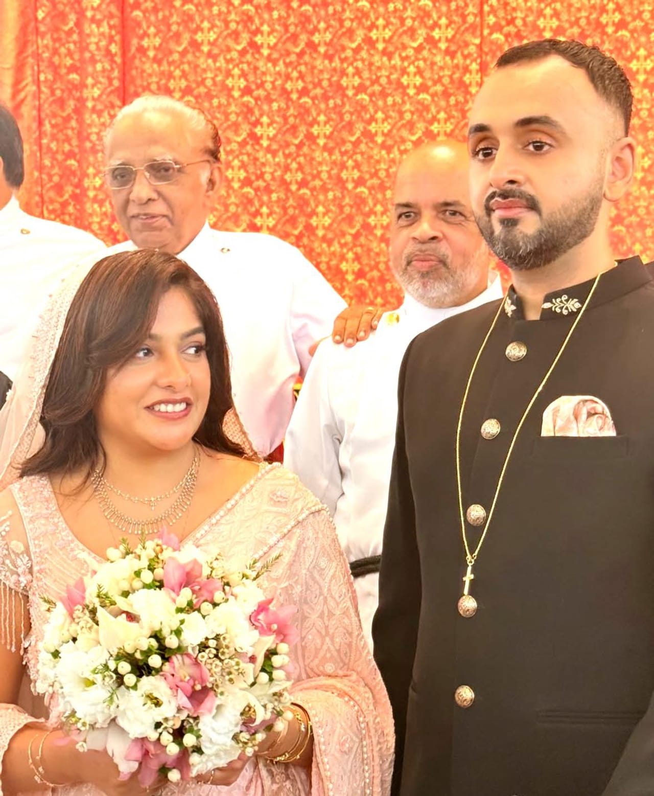 നടി അർച്ചന കവി വീണ്ടും വിവാഹിതയായെന്ന വാർത്തയാണ് ഇപ്പോൾ സോഷ്യൽ മീഡിയയിൽ ചർച്ചയാകുന്നത്. റിക്ക് വര്‍ഗീസ് ആണ് വരൻ. ഇതോടെ നടിക്ക് ആശംസകളുമായി താരങ്ങളടക്കം നിരവധി പേരാണ് എത്തുന്നത്.  ഇപ്പോഴിതാ റിക്കിനെ പരിചയപ്പെട്ടതിനെക്കുറിച്ച് നടി പറഞ്ഞ വാക്കുകളാണ് സോഷ്യൽ മീഡിയയിൽ വൈറലാകുന്നത്. (Image Credits:Instagram)