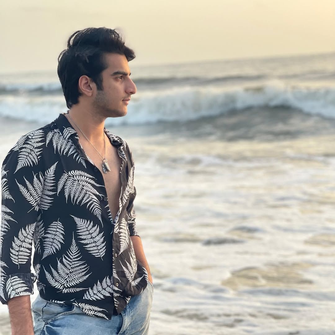 അന്ന് അനുമോളും നല്ല രീതിയിലാണ് പെരുമാറിയത്. സംസാരിക്കുമ്പോൾ കണ്ടന്റുണ്ടാകേണ്ടേ. ആ കാര്യത്തിൽ അനുമോൾ നല്ല ആക്ടീവ് ആയിരുന്നു. എന്നാൽ‍ ഇതിനിടെയിൽ താൻ ജിസേലുമായി ക്ലോസായി. ഇതോടെയാണ് പ്രശ്നങ്ങൾ കൂടിയത് എന്നാണ് ആര്യൻ പറയുന്നത്. അനുമോൾക്ക് തന്നോട് ക്രഷ് ഉണ്ടായിരുന്നെന്ന് രഹസ്യമായി പറഞ്ഞെന്ന് ശൈത്യ തന്നോട് പറഞ്ഞിട്ടുണ്ടെന്നും ആര്യൻ പറയുന്നു.
