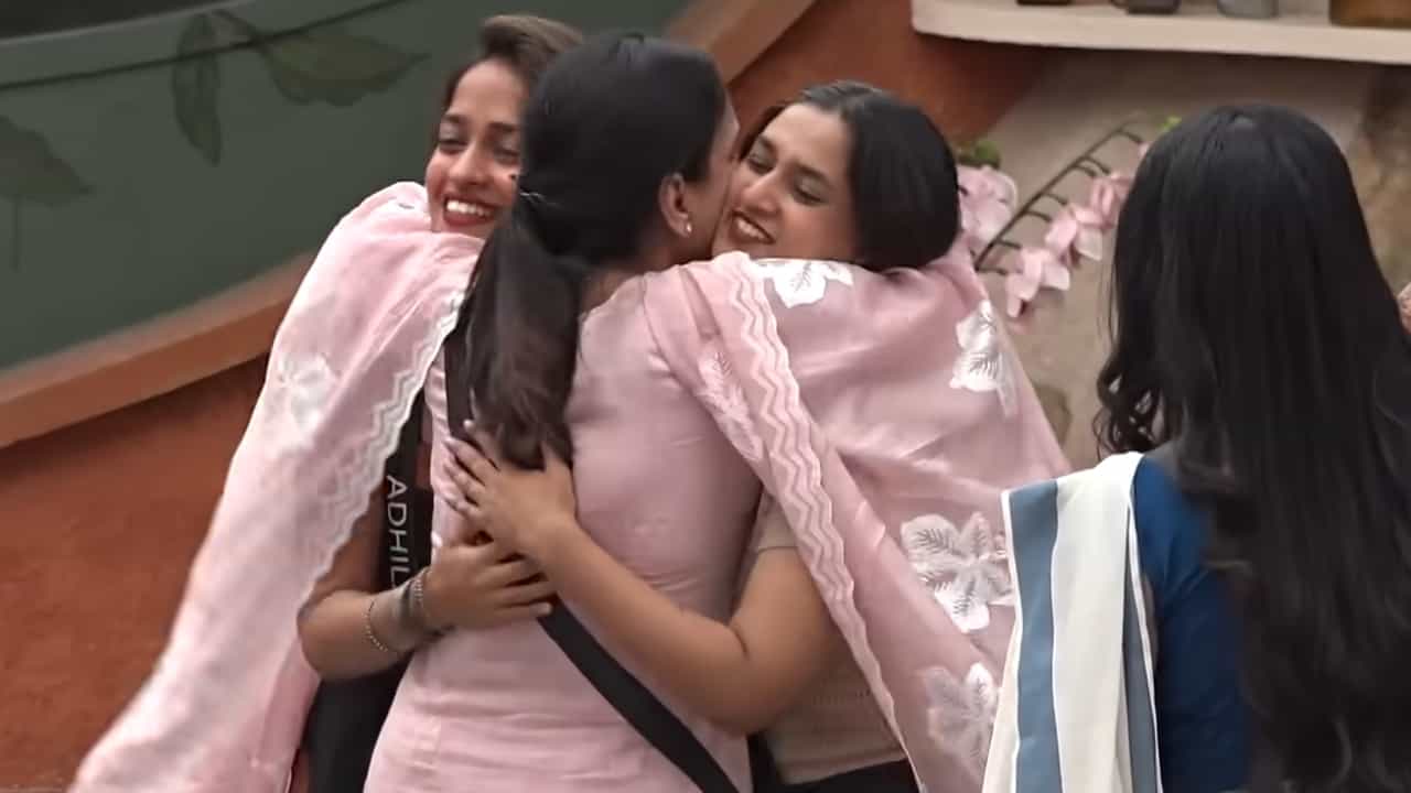 Bigg Boss Malayalam Season 7: നിങ്ങൾ എൻ്റെ മക്കളാണ്, ഞാൻ ദത്തെടുത്തിരിക്കുന്നു; നൂറയെയും ആദിലയെയും ചേർത്തുപിടിച്ച് ആര്യൻ്റെ അമ്മ