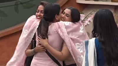 Bigg Boss Malayalam Season 7: നിങ്ങൾ എൻ്റെ മക്കളാണ്, ഞാൻ ദത്തെടുത്തിരിക്കുന്നു; നൂറയെയും ആദിലയെയും ചേർത്തുപിടിച്ച് ആര്യൻ്റെ അമ്മ