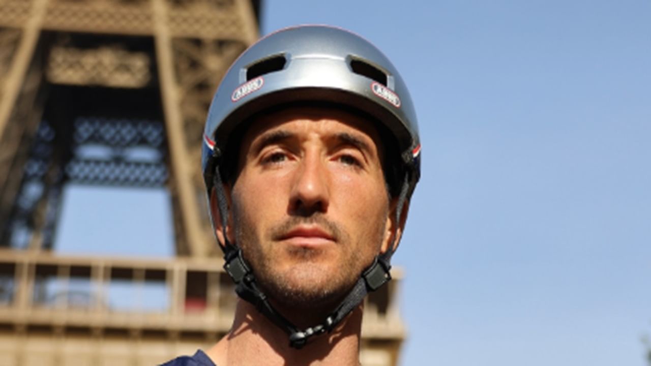 Viral News: കൊടൂര മാസ് ! ഈഫല്‍ ടവറില്‍ സൈക്കിള്‍ ചവിട്ടി കയറി ടിക് ടോക് താരം