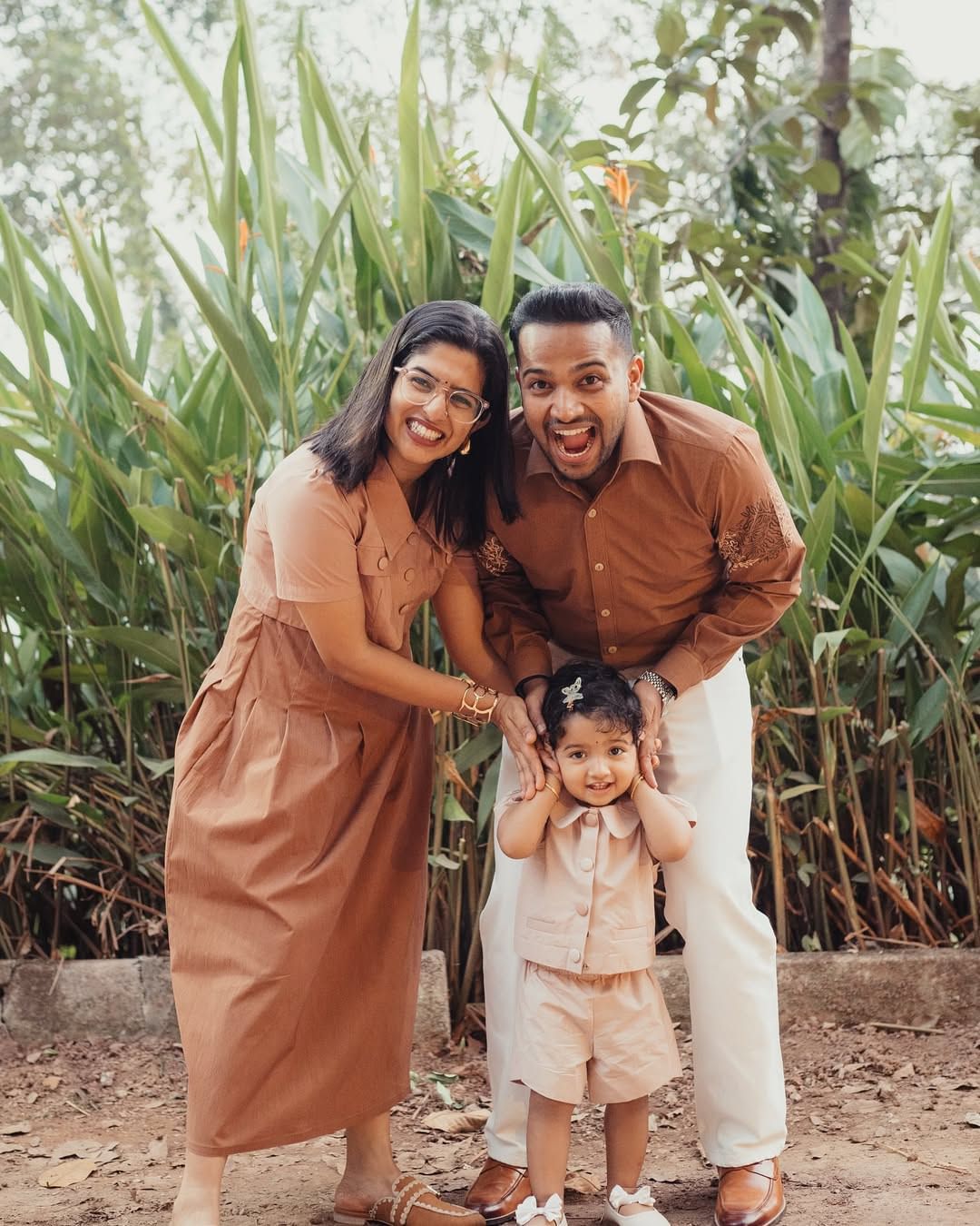 ചിത്രത്തിനൊപ്പം ഒരു കുറിപ്പും താരം പങ്കുവച്ചിട്ടുണ്ട്. ഒരു ഇതിഹാസത്തോടൊപ്പം ഒരു വൈകുന്നേരം ചെലവഴിക്കാനുള്ള അപൂർവ ഭാഗ്യം ലഭിച്ചുവെന്ന് പറഞ്ഞുകൊണ്ടായിരുന്നു പോസ്റ്റ്. മമ്മൂട്ടിയോട് നിഷ്കളങ്കമായി മകൾ പേര് എന്താണെന്ന് ചോദിച്ചുവെന്നും അദ്ദേഹം പുഞ്ചിരിച്ചുകൊണ്ട് ‘മമ്മൂട്ടി’ എന്ന് മറുപടി നൽകിയെന്നുമാണ് ബേസിൽ പോസ്റ്റിൽ കുറിച്ചത്.