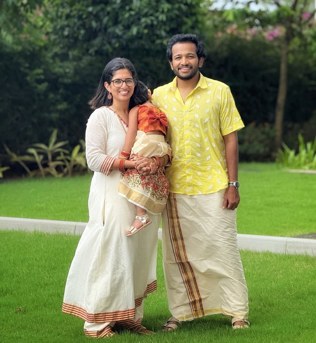 ഒരു അടുത്ത സുഹൃത്തിനെ പോലെ അത്രയും നേരം അദ്ദേഹം തങ്ങളുടെ ഒപ്പമിരുന്നുവെന്നും അത്തരമൊരു പൂർണ്ണതയും, സൗമ്യതയും വാക്കുകളിൽ ഒതുക്കാൻ കഴിയില്ലെന്നും ഈ സ്നേഹത്തിനും സമയം ചെലവഴിച്ചതിനും നന്ദിയെന്നും ബേസിൽ കുറിച്ചു.ഹൈദരാബാദിൽ നിന്നാണ് ബേസിൽ ഭാര്യ എലിസബത്തിനും മകൾക്കുമൊപ്പം മമ്മൂട്ടിയെ കണ്ടത്.