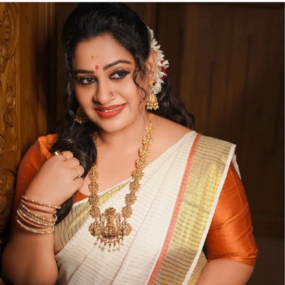 വിവാഹം കഴിക്കുന്നു പിരിയുന്നു.  തങ്ങളുടെ വിവാഹം കഴിഞ്ഞിട്ട് ഇപ്പോൾ ഇരുപത്തിരണ്ട് വർഷമായി. തങ്ങളുടെ വിവാഹം നടക്കുമ്പോഴും  എത്ര കാലം ഇതൊക്കെ കാണാം എന്നൊക്കെ പലരും പറഞ്ഞിരുന്നു. ഞങ്ങൾ പിരിഞ്ഞു എന്നൊക്കെ പറഞ്ഞുകൊണ്ട് എത്രയോ തവണ വാർത്തകൾ വന്നിരുന്നുവെന്നാണ് നടി പറയുന്നത്.
