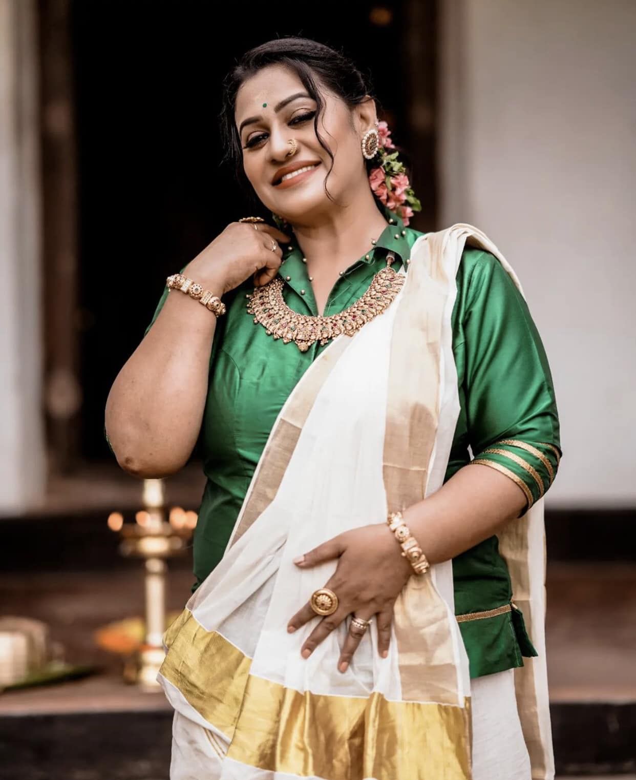 സോഷ്യൽ മീഡിയയിൽ വരുന്ന നെഗ്റ്റീവ് കമന്റുകൾ വളരെ വേദനിപ്പിക്കാറുണ്ടെന്നാണ് ബീന ആന്റണി പറയുന്നത്. രണ്ട് ആർട്ടിസ്റ്റുകൾ തമ്മിൽ വിവാഹിതരായാല് പല ബുദ്ധിമുട്ടുകളും ഉണ്ടാവാറുണ്ട്. സീരിയൽ ഇൻഡസ്ട്രിയിൽ ആയാലും ദാമ്പത്യം മുന്നോട്ട് പോകുന്നത് വളരെ കുറവാണ്.