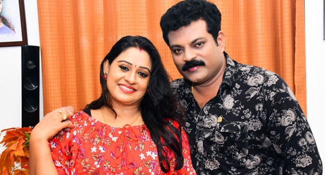 തനിക്ക് ഇതൊക്കെ കേൾക്കുമ്പോൾ പെട്ടെന്ന് നിരാശ തോന്നുമെന്നും ബീന ആന്റണി പറഞ്ഞു. രണ്ട് കുടുംബങ്ങളിൽ നിന്ന് വന്നവരാണ് ഞങ്ങളെന്നും രണ്ട് പശ്ചാത്തലത്തിൽ വളർന്നവരാണ് അതുകൊണ്ട് തന്റെ സ്വഭാവം തന്നെ തന്റെ ഭാര്യക്കും വരണമെന്ന് തനിക്ക് വാശിപിടിക്കാൻ കഴിയില്ലെന്നും മനോജ് പറഞ്ഞു.