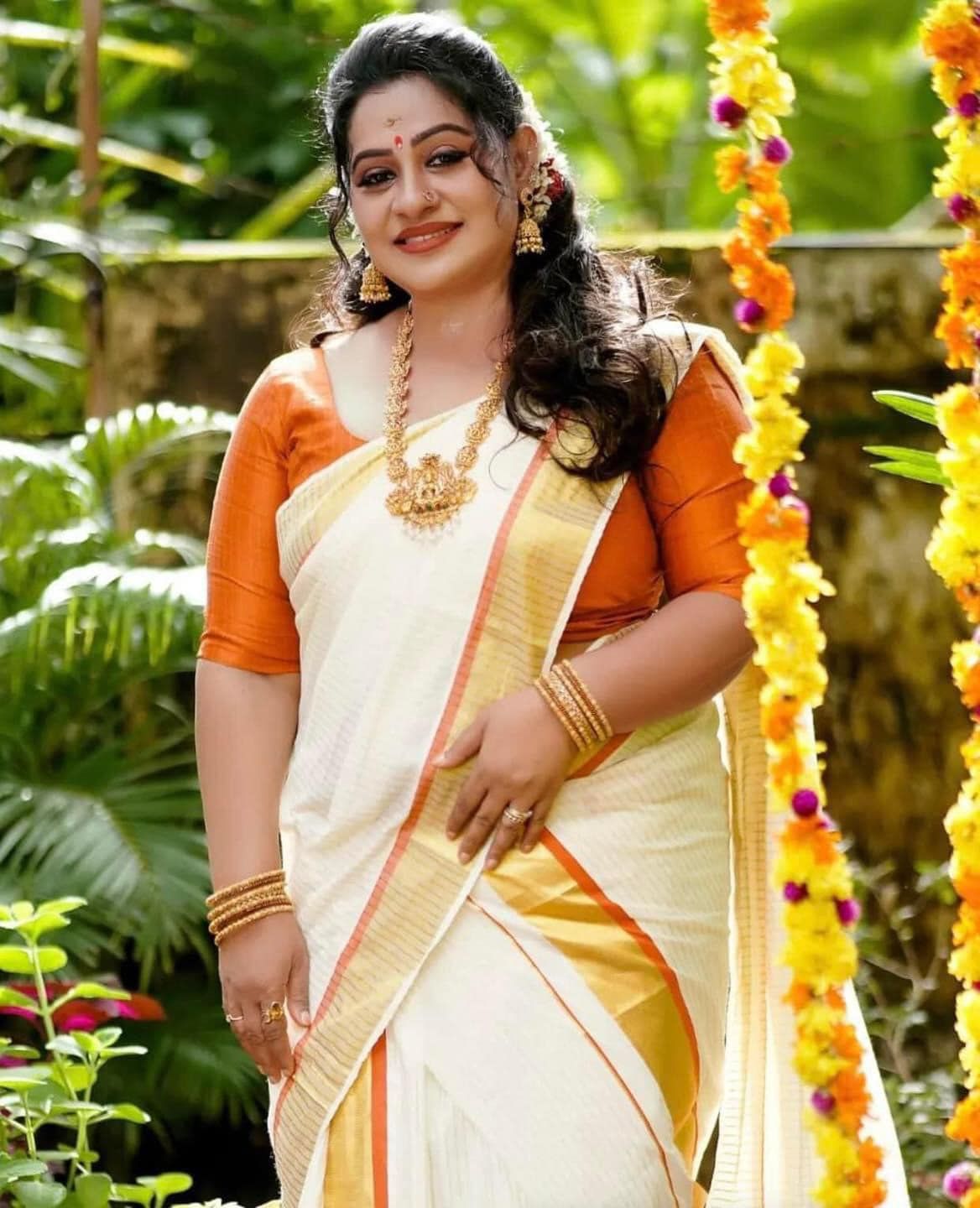 ഇരുവർക്കും ഒരു മകനാണ് ഉള്ളത്. ഇപ്പോഴിതാ തങ്ങൾ നിരവധി സൈബർ ആക്രമണങ്ങളും നേരിടേണ്ടി വന്നിട്ടുണ്ടെന്നു പറയുകയാണ് മനോജും ബീനയും. മൂവി വേൾഡ് ഒറിജിനൽസിന് നൽകിയ അഭിമുഖത്തിൽ സംസാരിക്കുകയായിരുന്നു ഇരുവരും.