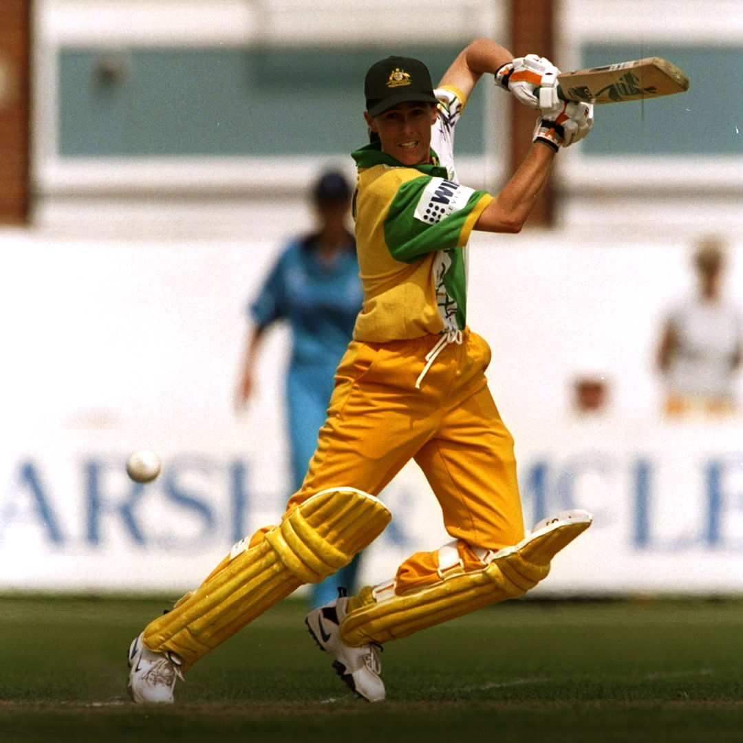 1997ൽ 970 റൺസ് നേടിയാണ് ബെലിൻഡ ക്ലാർക്ക് റെക്കോർഡ് നേട്ടം കുറിച്ചത്. രാജ്യാന്തര ക്രിക്കറ്റിലെ ആദ്യ സെഞ്ചുറി പിറന്നത് ആ വർഷമായിരുന്നു. 14 ഇന്നിംഗ്സുകളിൽ നിന്നായിരുന്നു താരത്തിൻ്റെ നേട്ടം. ഈ റെക്കോർഡ് കഴിഞ്ഞ കളി തന്നെ സ്മൃതി തിരുത്തിക്കുറിച്ചു.