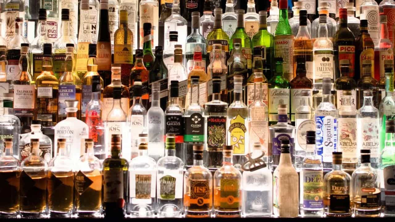 Pathanamthitta Bevco Vigilance inspection: കുറഞ്ഞ മദ്യം കൂടിയ വിലയ്ക്ക് വിറ്റു; മാനേജരുടെ മേശയിൽ കണക്കിൽ പെടാത്ത പണം; പത്തനംതിട്ട ബെവ്കോയിൽ വിജിലൻസ് പരിശോധന