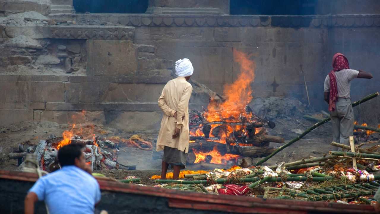 Viral News: ആരെല്ലാം വരുമെന്ന് അറിയണം; സ്വന്തം ‘ശവസംസ്കാരം’ നടത്തി 74കാരനായ വിരമിച്ച സൈനികൻ Viral News: ആരെല്ലാം വരുമെന്ന് അറിയണം; സ്വന്തം ‘ശവസംസ്കാരം’ നടത്തി 74കാരനായ വിരമിച്ച സൈനികൻ