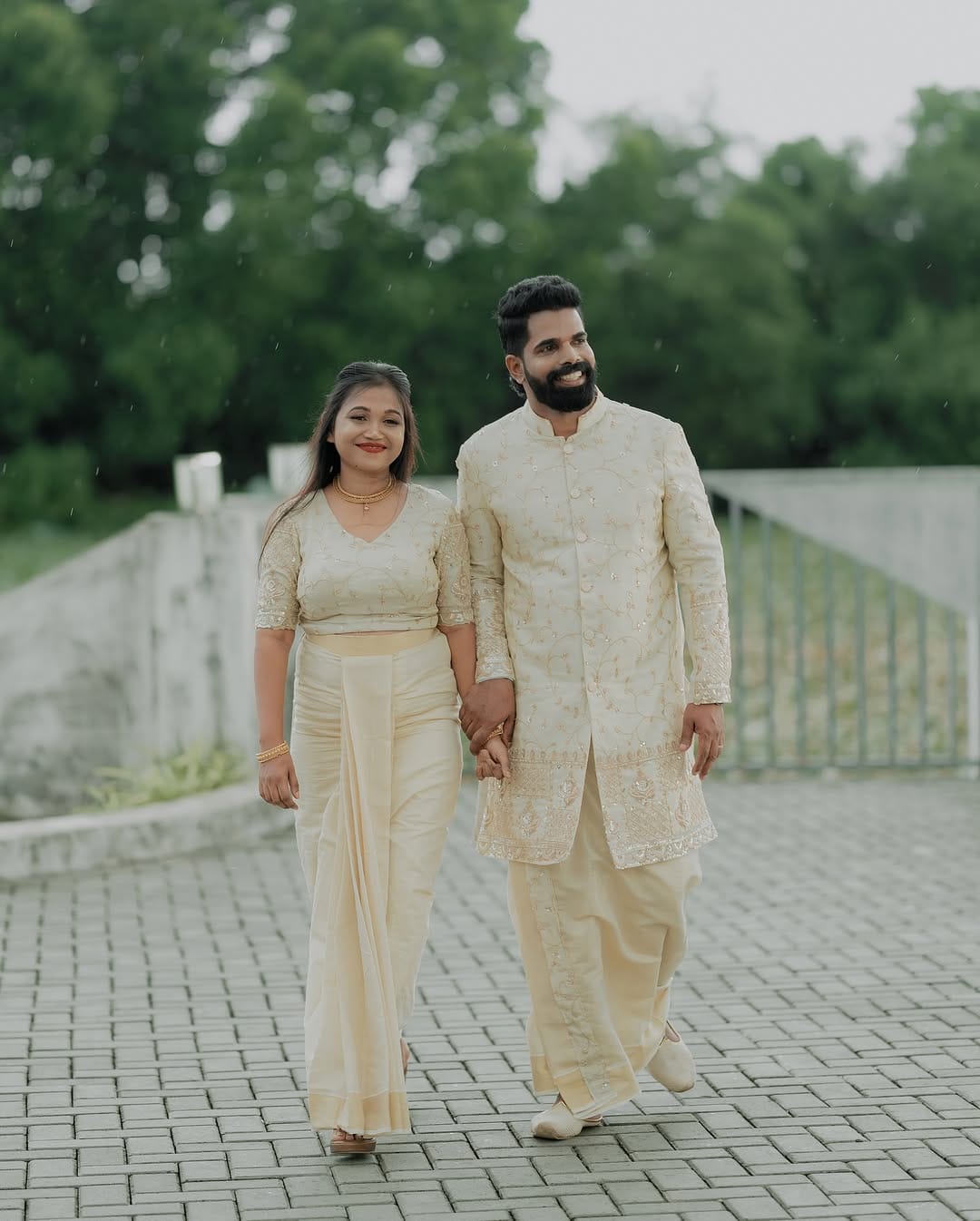 മലയാളി പ്രേക്ഷകർക്കിടയിൽ പ്രിയങ്കരനായി മാറിയ താരമാണ് നടൻ ബിനീഷ് ബാസ്റ്റിൻ . ചെറിയ വേഷങ്ങളിലൂടെ സിനിമയിൽ എത്തിയ താരം നിരവധി ചിത്രങ്ങളിൽ അഭിനയിച്ചു. ഇപ്പോഴിതാ താൻ വിവാഹിതനാ‌കുന്നുവെന്ന് വെളിപ്പെടുത്തുകയാണ് താരം. അടൂർ സ്വദേശിനിയായ താരയാണ് വധു. (Image Credits: Instagram)
