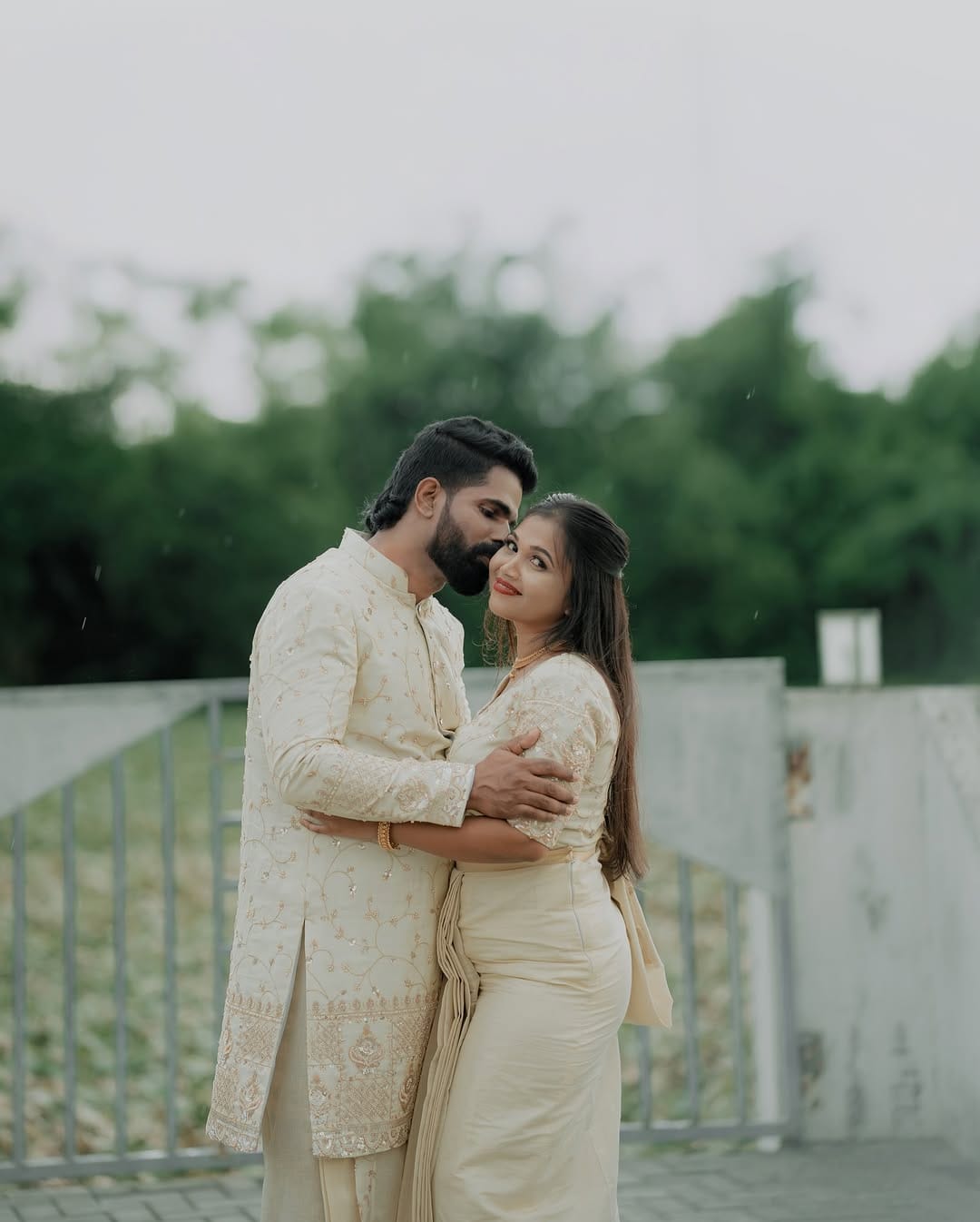 എല്ലാവരുടെയും അനുഗ്രഹവും പ്രാർഥനയും വേണം’ എന്ന് കുറിച്ചാണ് ഇരുവരും ഒരുമിച്ചുള്ള ചിത്രങ്ങൾ പങ്കുവച്ചത്.തന്റെ അമ്മച്ചിയുടെയും യൂട്യൂബ് ചാനൽ കാണുന്ന പ്രേക്ഷകരുടെയും വലിയ ആഗ്രഹമായിരുന്നു തന്റെ വിവാഹമെന്നാണ് നടൻ പറയുന്നത്.