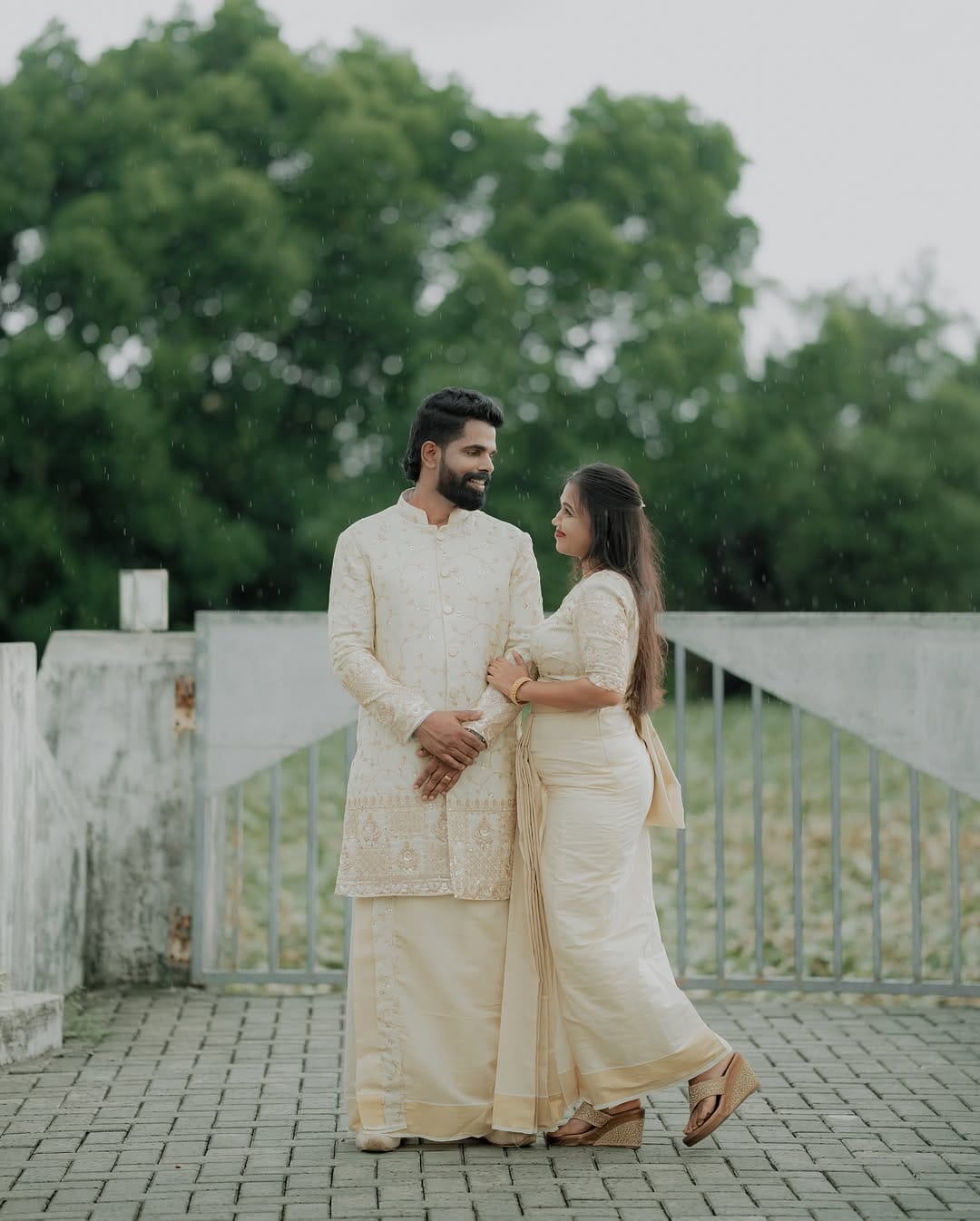  ഒരു വ്ലോ​ഗ് ഇട്ടാൽ അതിനു താഴെ എൺപത് ശതമാനം ആൾക്കാരും ചോദിക്കുന്നത് തന്റെ വിവാഹത്തെ കുറിച്ചാണെന്നും അമ്മച്ചി പള്ളിയിൽ പോയിരുന്നത് തന്റെ കല്യാണം നടക്കാൻ വേണ്ടിയായിരുന്നുവെന്നാണ് നടൻ പറയുന്നത്.
