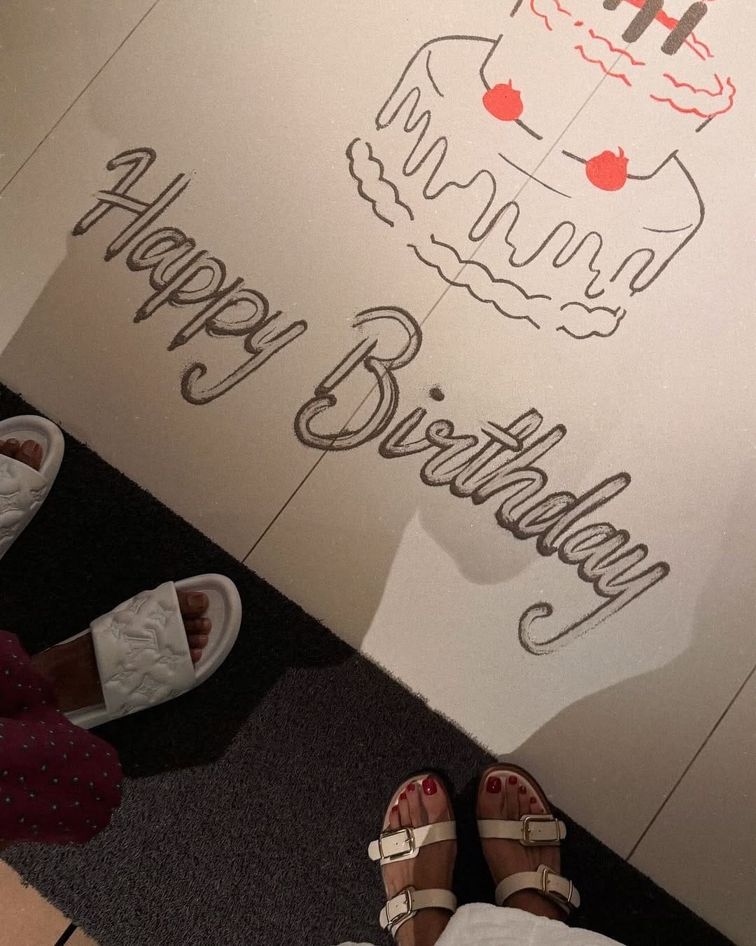 ചോക്കളേറ്റ് ബർത്ത്ഡേ കേക്കാണ് ഹാർദിക്കിനായി തയ്യാറാക്കപ്പെട്ടിരിക്കുന്നത്. ഹാർദിക് പങ്കുവച്ച ചിത്രങ്ങൾ ഈ കേക്കും കാണാം മഹിയേകയുമായി കൈകോർത്ത് ബീച്ചിലൂടെ നടക്കുന്ന ഒരു വിഡിയോയും ഹാർദിക് തൻ്റെ ഇൻസ്റ്റഗ്രാം ഹാൻഡിലിൽ പങ്കുവച്ചിട്ടുണ്ട്.
