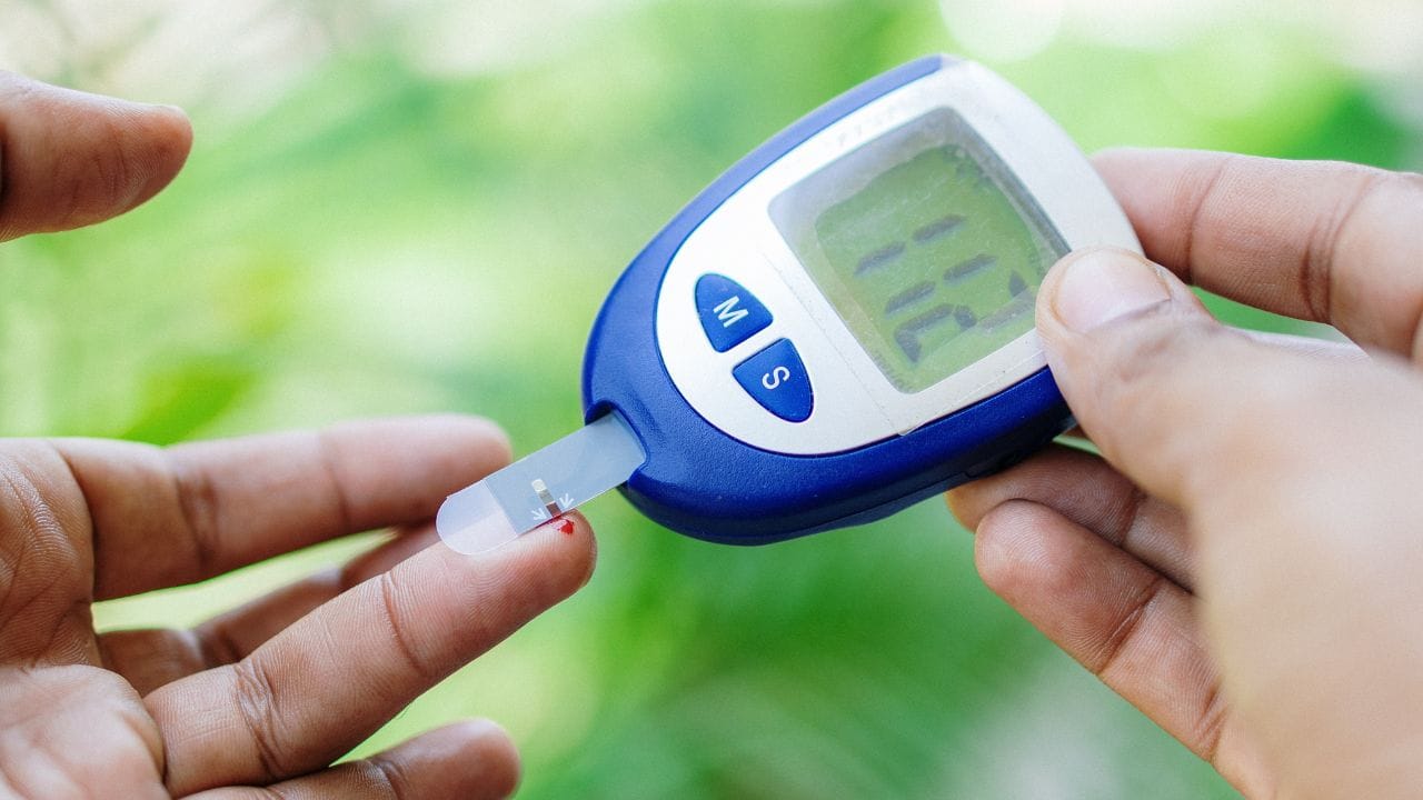 പ്രമേഹരോഗികള്‍ കഴിക്കാന്‍ പാടുള്ളതും പാടില്ലാത്തതുമായ ഒട്ടേറെ ഭക്ഷണങ്ങളുണ്ട്. പ്രമേഹം വരുന്നതോടെ ഇഷ്ടമുള്ള പല ഭക്ഷണങ്ങളും പലര്‍ക്കും എന്നെന്നേക്കുമായി വേണ്ടെന്ന് വെക്കേണ്ടി വരും. പ്രമേഹരോഗികള്‍ വേണ്ടെന്ന് വെക്കേണ്ടി വരുന്ന ഭക്ഷണങ്ങളില്‍ ഒന്നാണ് മധുരക്കിഴങ്ങ്. എന്നാല്‍ യഥാര്‍ത്ഥത്തില്‍ മധുരക്കിഴങ്ങ് കഴിച്ചാല്‍ പ്രമേഹം ഉയരുമോ? (Image Credits: Getty Images)