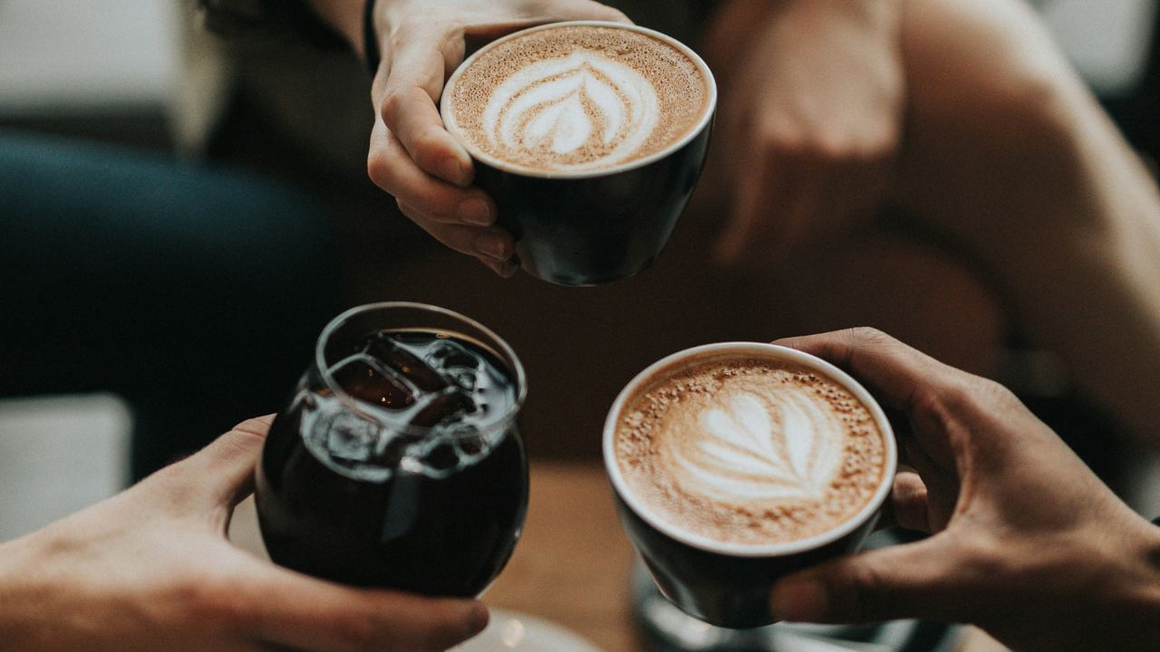 മറ്റ് രോഗങ്ങളിൽ നിന്നും സംരക്ഷണം: കാപ്പി നിത്യ ജീവിതത്തിൽ ഉൾപ്പെടുത്തുന്നത് ഹൃദ്രോഗം, പാർക്കിൻസൺസ് രോഗം, കൂടാതെ സ്തനം, വൻകുടൽ, പ്രോസ്റ്റേറ്റ് കാൻസർ എന്നിവയുൾപ്പെടെയുള്ള അവയവങ്ങളെ ബാധിക്കുന്ന ക്യാനസറുകളിൽ നിന്നും സംരക്ഷണം നൽകും. കൂടാതെ കാപ്പിയിൽ അടങ്ങയിരിക്കുന്ന  കഫീൻ ഓർമ്മശക്തിയും ജാഗ്രതയും മെച്ചപ്പെടുത്തും. ഡിമെൻഷ്യ പോലുള്ള തലച്ചോറിൻ്റെ പ്രവർത്തനത്തെ ബാധിക്കുന്ന രോഗങ്ങളിൽ നിന്നും അൽഷിമേഴ്സ് രോഗത്തിൽ നിന്നും കാപ്പി സംരക്ഷണം ഒരുക്കുമെന്നും ചില പഠനങ്ങൾ ചൂണ്ടിക്കാണിക്കുന്നു. (Photo Credit : Unsplash)