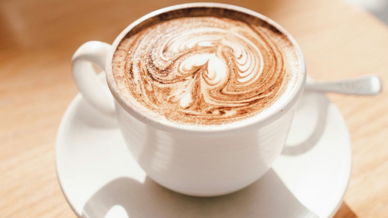 പ്രമേഹ സാധ്യത കുറയ്ക്കുന്നു: പതിവായി കാപ്പി കഴിക്കുന്നവരിൽ പ്രമേഹത്തിനുള്ള സാധ്യത കുറവായിരിക്കുമെന്ന് പഠനങ്ങൾ. ടൈപ്പ് 2 പ്രമേഹത്തെ പ്രതിരോധിക്കാൻ കാപ്പി സഹായിച്ചേക്കാം. ദിവസവും ഓരോ കപ്പ് കാപ്പി കുടിക്കുന്നത് പ്രമേഹം വരാനുള്ള സാധ്യത 6% വരെ കുറയ്ക്കുന്നതായും, അഞ്ച് കപ്പ് കാപ്പി കുടിക്കുന്നവരിൽ പ്രമേഹ സാധ്യത ശരാശരി 29% വരെ കുറഞ്ഞതായും കണ്ടെത്തി.(Photo Credit : Unsplash)