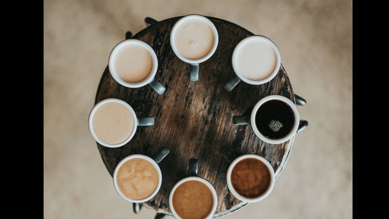 ആന്റിഓക്‌സിഡന്റുകളുടെ കലവറ: ശരീരത്തിനാവശ്യമായ പല ആന്റിഓക്‌സിഡന്റുകളാലും സമ്പന്നമാണ് കാപ്പി. ശരീരകോശങ്ങൾ നശിക്കുന്നതിൽ നിന്നും സംരക്ഷിക്കുന്നു. കാപ്പിയിൽ ധാരാളമായി കാണപ്പെടുന്ന ക്ലോറോജെനിക് ആസിഡ് എന്ന പോളിഫെനോൾ വീക്കം (Inflammation) കുറയ്ക്കുകയും, പൊണ്ണത്തടി ഉൾപ്പെടെയുള്ള ജീവിതശൈലി രോ​ഗങ്ങൾ കുറയ്ക്കാനു സഹായിക്കുന്നു.(Photo Credit : Unsplash)