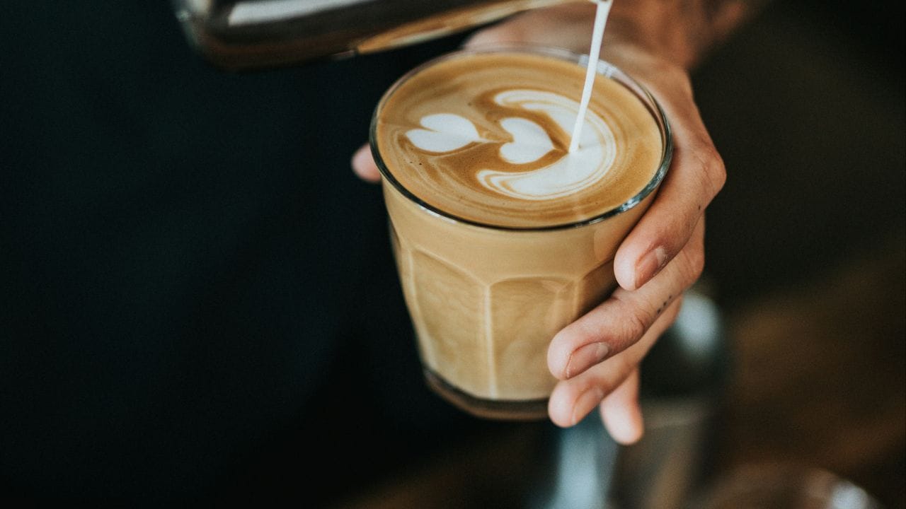 എല്ലാവരും കഴിക്കാൻ ഇഷ്ടപ്പെടുന്ന ഒരു പാനീയമാണ് കാപ്പി. അതിന്റെ മനം മയക്കുന്ന സു​ഗന്ധവും രുചിയുമാണ് അതിന്റെ പ്രധാന കാരണം. എന്നാൽ രുചിയും മണവും മാത്രമല്ല, ആരോ​ഗ്യ ​ഗുണത്തിലും കാപ്പി ഒരു പടി മുന്നിൽ തന്നെ നിൽക്കും എന്നാണ് പഠനങ്ങൾ പറയുന്നത്. ഗുരുതരമായ പല രോഗങ്ങളിൽ നിന്നും കാപ്പി സംരക്ഷണം നൽകുന്നു.(Photo Credit : Unsplash)