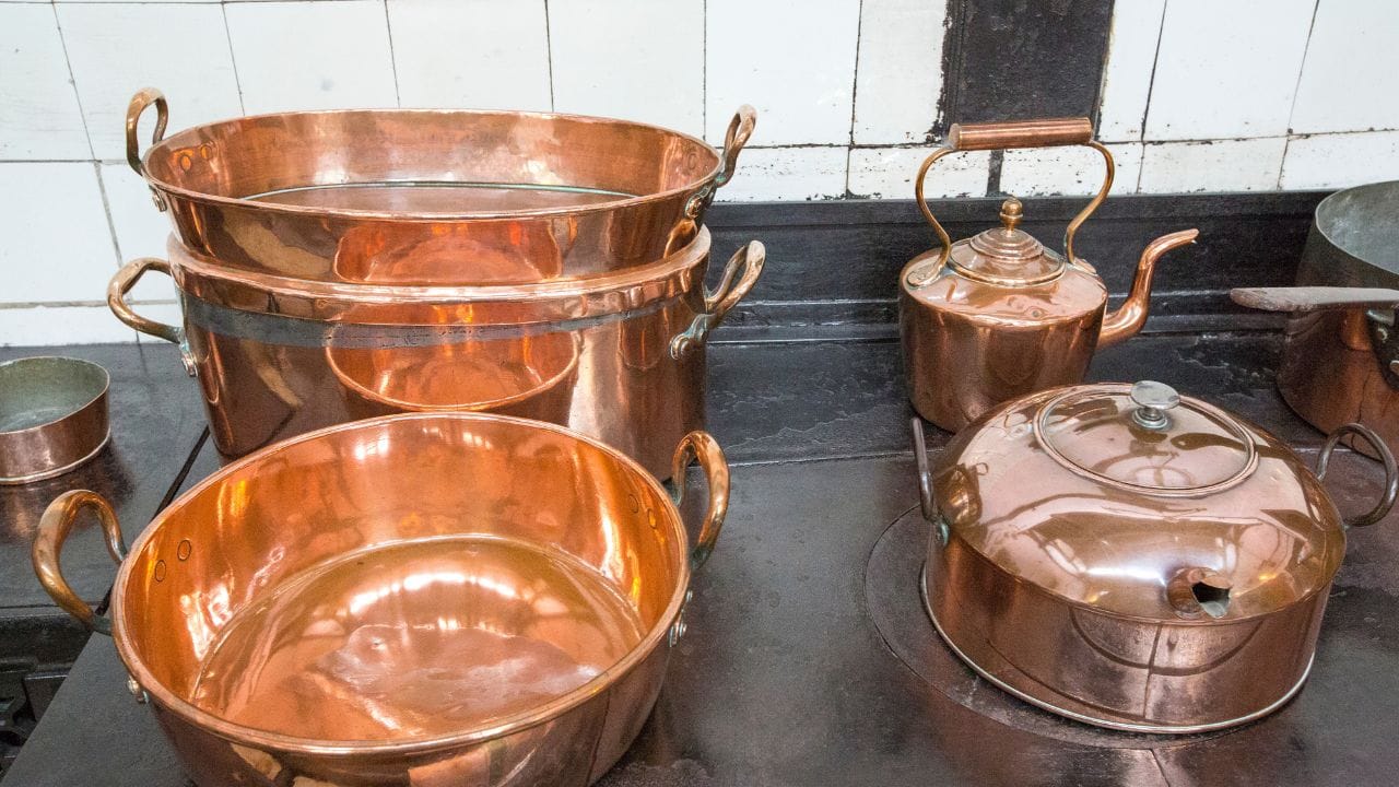 എന്നാല്‍ നിക്ഷേപിക്കാന്‍ പോകുന്നതിന് മുമ്പ് ചെമ്പിന്റെ ആഗോള വിപണി ട്രെന്‍ഡുകള്‍ കൃത്യമായി വിലയിരുത്തുക, ഡിമാന്റ്-സപ്ലൈ അതായത് വ്യവസായ ആവശ്യങ്ങള്‍, നിര്‍മ്മാണ മേഖലകളിലെ വളര്‍ച്ച എന്നിവയും ചെമ്പിനെ നേരിട്ട് ബാധിക്കുന്നവയാണ്. 


