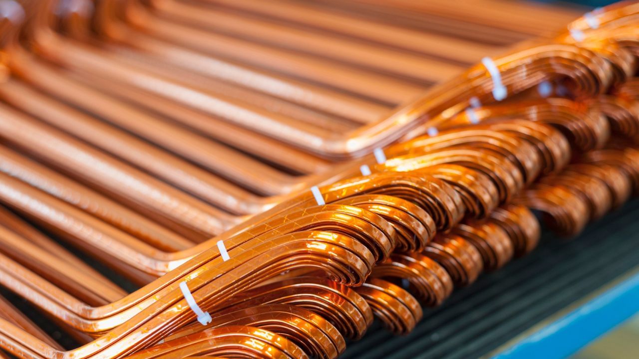 വില വര്‍ധിക്കുന്നതിനാല്‍ തന്നെ ചെമ്പില്‍ നിക്ഷേപിക്കാനാകുമോ എന്ന സംശയം നിങ്ങള്‍ക്കുണ്ടോ? രണ്ട് മാര്‍ഗങ്ങളിലാണ് സാധാരണയായി ചെമ്പില്‍ നിക്ഷേപം നടക്കുന്നത്. ഒന്ന് ചെമ്പ് സ്‌ക്രാപ് വാങ്ങി വില്‍ക്കുന്നതാണ്. മറ്റൊന്ന് ചെമ്പ് ഫ്യൂച്ചേഴ്‌സ്, കമ്മോഡിറ്റീസ് മാര്‍ക്കറ്റ്. ചെമ്പില്‍ മ്യൂച്വല്‍ ഫണ്ടുകള്‍ ഇല്ലെങ്കിലും ഇടിഎഫുകള്‍ വഴിയെല്ലാം നിക്ഷേപിക്കാനാകുന്നതാണ്. 

