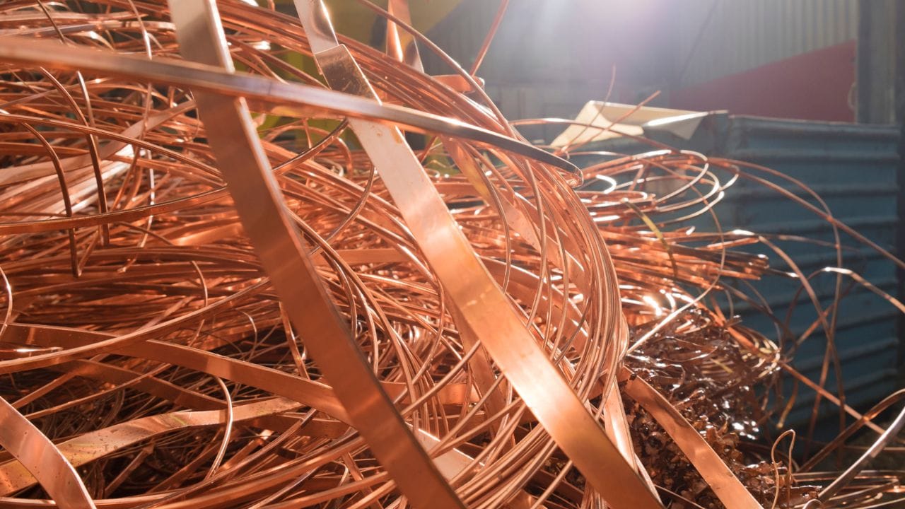 അതിനാല്‍ തന്നെ ചെമ്പിന്റെ വിലയിലുണ്ടാകുന്ന മാറ്റങ്ങള്‍ സമ്പദ്‌വ്യവസ്ഥയിലും നിക്ഷേപ മേഖലകളിലും ഉള്‍പ്പെടെ സ്വാധീനം ചെലുത്തുന്നു. ഒക്ടോബര്‍ മാസത്തില്‍ കേരളത്തില്‍ ചെമ്പിന്റെ വില ഏകദേശം 530 മുതല്‍ 770 രൂപ വരെയാണ് ഉയര്‍ന്നത്. ആഗോള മെറ്റല്‍ വിപണിയുടെ സ്വാധീനവും, ഡോളര്‍ ശക്തിയും, ആഭ്യന്തര ഡിമാന്റ്-സപ്ലൈ വര്‍ധനവുമാണ് വില വര്‍ധിക്കുന്നതിന് കാരണമാകുന്നത്. 

