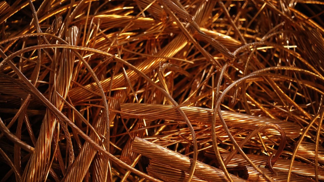 ശബരിമലയിലെ സ്വര്‍ണപാളിയുമായി ബന്ധപ്പെട്ട വിവാദങ്ങള്‍ കത്തിക്കയറുകയാണ്. സ്വര്‍ണം എങ്ങനെ ചെമ്പായി മാറിയെന്ന ചോദ്യവും ഉത്തരം തേടലും ഒരു വശത്ത് പുരോഗമിക്കുമ്പോള്‍ മറുവശത്ത് സാക്ഷാല്‍ ചെമ്പ് അങ്ങനെ പതുക്കെ പതുക്കെ വില വര്‍ധിപ്പിച്ച് വരികയാണ്. വ്യാവസായിക, നിര്‍മ്മാണം, ഇലക്ട്രിക്കല്‍, ഗൃഹോപകരണ നിര്‍മ്മാണം എന്നീ മേഖലകളില്‍ ചെമ്പ് വ്യാപകമായി ഉപയോഗിക്കപ്പെടുന്നു. (Image Credits: Getty Images)