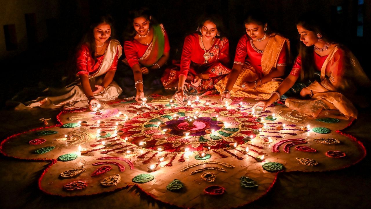 Diwali 2025: അജ്ഞതയുടെ മേൽ വെളിച്ചത്തിൻ്റെ വിജയത്തെ ചേർത്തുവച്ച് ഇന്ന് ദീപാവലി; ഐതിഹ്യം ഇങ്ങനെ