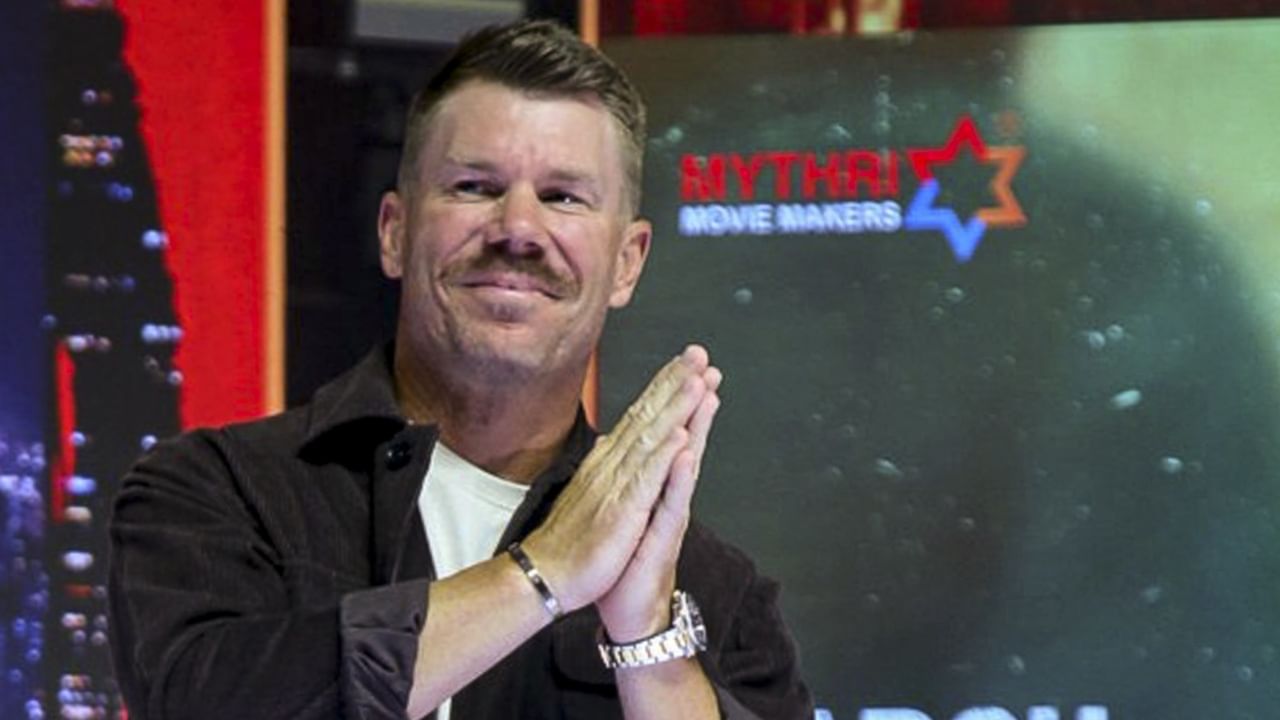 കളിക്കളത്തിന് അകത്തും പുറത്തും സൗഹൃദം പുലര്‍ത്തുന്നവരാണ് ഇരുതാരങ്ങളും. തങ്ങള്‍ നടത്തിയ സംഭാഷണം എന്തായിരുന്നുവെന്ന് വാര്‍ണര്‍ വെളിപ്പെടുത്തി. സാഹിബ ബാലിയുമായി നടത്തിയ അഭിമുഖത്തിലാണ് വാര്‍ണറിന്റെ വെളിപ്പെടുത്തല്‍ (Image Credit: PTI)