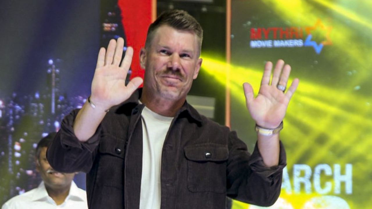 തുടര്‍ന്ന് ക്രിക്കറ്റിനെക്കുറിച്ച് കുറച്ച് സംസാരിച്ചു. താങ്കള്‍ ഫിറ്റാണെന്നും, 50 വയസ് വരെ കളിക്കാന്‍ കഴിയുമെന്നും അദ്ദേഹത്തോട് പറഞ്ഞു. കോഹ്ലിയുമായി സംസാരിച്ചത് ഇതാണെന്നും വാര്‍ണര്‍ വെളിപ്പെടുത്തി (Image Credit: PTI)