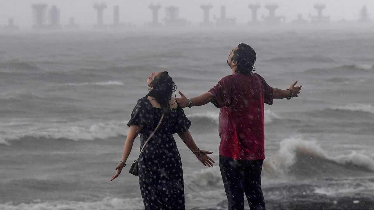 Delhi Rain: ശക്തമായ മഴ, 15 വിമാനങ്ങൾ വഴിതിരിച്ചുവിട്ടു; യാത്രക്കാർക്ക് നിർദേശവുമായി ഡൽഹി എയർപോർട്ട്