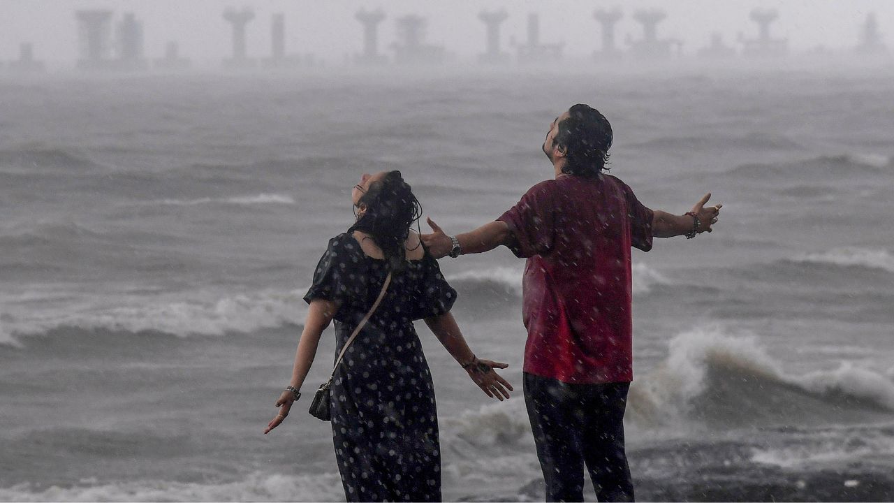 Delhi Rain: ശക്തമായ മഴ, 15 വിമാനങ്ങൾ വഴിതിരിച്ചുവിട്ടു; യാത്രക്കാർക്ക് നിർദേശവുമായി ഡൽഹി എയർപോർട്ട്