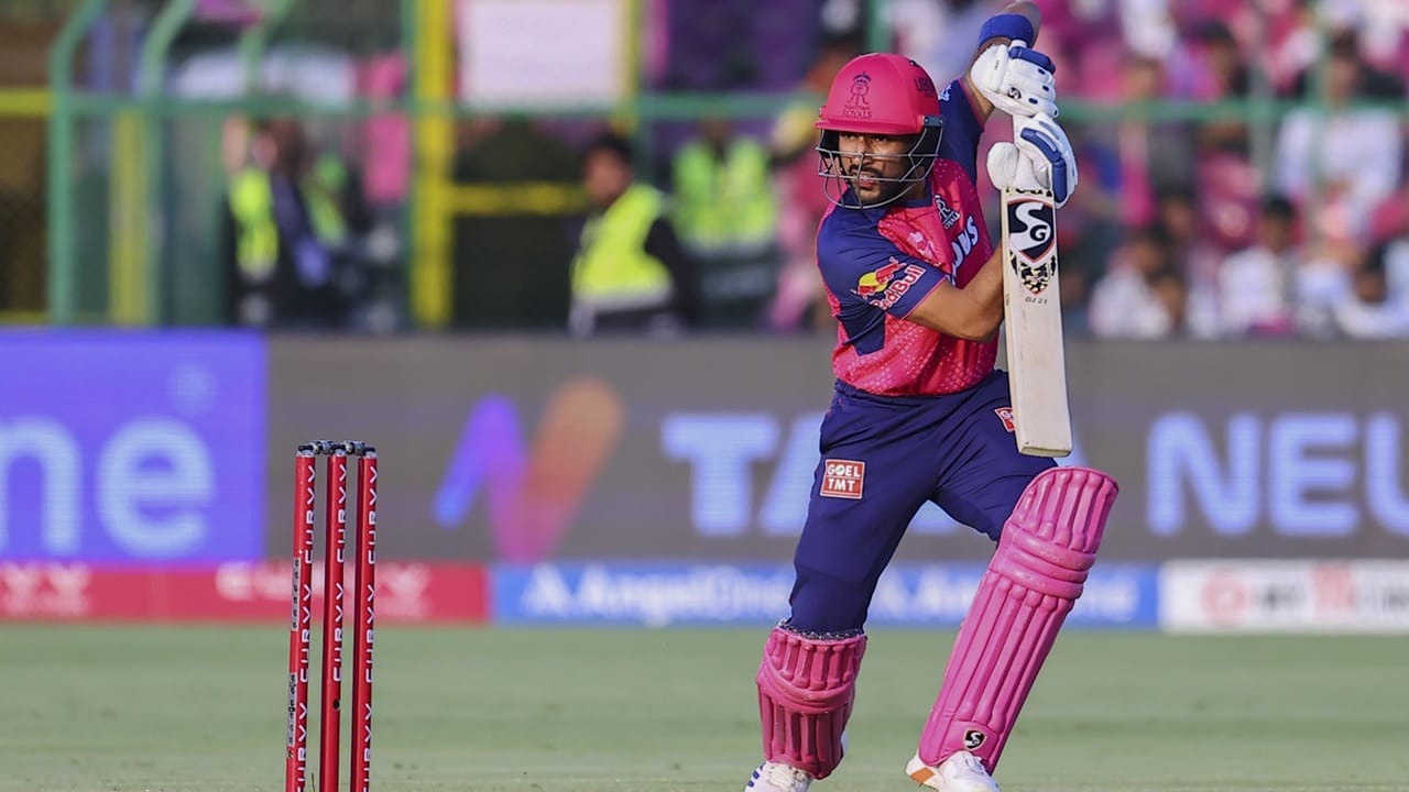 റോയല്‍സ് വളര്‍ത്തിയെടുത്ത താരമാണ് ജൂറല്‍. ഫ്രാഞ്ചെസിയെ രണ്ടാം വിക്കറ്റ് കീപ്പറുമാണ്. എന്നാല്‍ ജൂറല്‍ റോയല്‍സ് വിടാന്‍ ആഗ്രഹിക്കുന്നതിന്റെ കാരണം വ്യക്തമല്ല. റെവ്‌സ്‌പോര്‍ട്‌സാണ് ജൂറല്‍ റോയല്‍സ് വിടുമെന്ന് റിപ്പോര്‍ട്ട് ചെയ്തത്  (Image Credits: PTI)