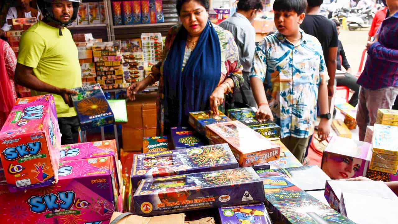 Diwali 2025: ദീപാവലിക്ക് ഹരിത പടക്കങ്ങൾ ഉപയോഗിക്കാം; ദിവസവും സമയവും നിർദ്ദേശിച്ച് സുപ്രീംകോടതി Diwali 2025: ദീപാവലിക്ക് ഹരിത പടക്കങ്ങൾ ഉപയോഗിക്കാം; ദിവസവും സമയവും നിർദ്ദേശിച്ച് സുപ്രീംകോടതി