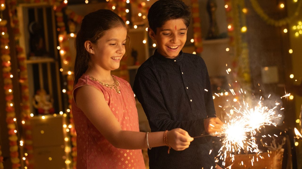 എന്നാൽ തമിഴ്നാട്ടിൽ ദീപാവലി ആഘോഷം മറ്റു സംസ്ഥാനങ്ങളിൽ നിന്നും ഒരു ദിവസം മുൻപേ ആണ്. അതിനു പിന്നിൽ ഒരു കഥയുണ്ട്. തമിഴ്നാട്ടിൽ നരകാസുരനെ വധിച്ചതിന്റെ ഓർമ്മയ്ക്കായാണ് ദീപാവലി ഒരു ദിവസം മുൻപ് ആഘോഷിക്കുന്നത്. ഇത്തവണ, ദീപാവലിയുടെ പിറ്റേന്ന് അമാവാസി ദിനമാണ്. (Photos Credit: Getty Images)