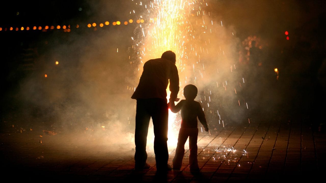 ഭഗവാൻ കൃഷ്ണൻ നരകാസുരനെ വധിച്ച ദിവസമാണ് ദീപാവലി എന്നാണ് ഐതിഹ്യം. ഈ ദിവസം അതിരാവിലെ എഴുന്നേറ്റ് പുതിയ വസ്ത്രങ്ങൾ ധരിക്കുകയും വൈകുന്നേരം ദീപങ്ങൾ തെളിയിക്കുകയും പടക്കം പൊട്ടിക്കുകയും ചെയ്യുന്നു. കൂടാതെ ലക്ഷ്മി പൂജ, മധുരപലഹാരങ്ങൾ ഉണ്ടാക്കുക മറ്റുള്ളവരുമായി പങ്കിടുക അങ്ങനെ എല്ലാവരും സന്തോഷത്തോടെ ആഘോഷിക്കുന്ന ഉത്സവമാണ് ദീപാവലി.(Photos Credit: Getty Images) 