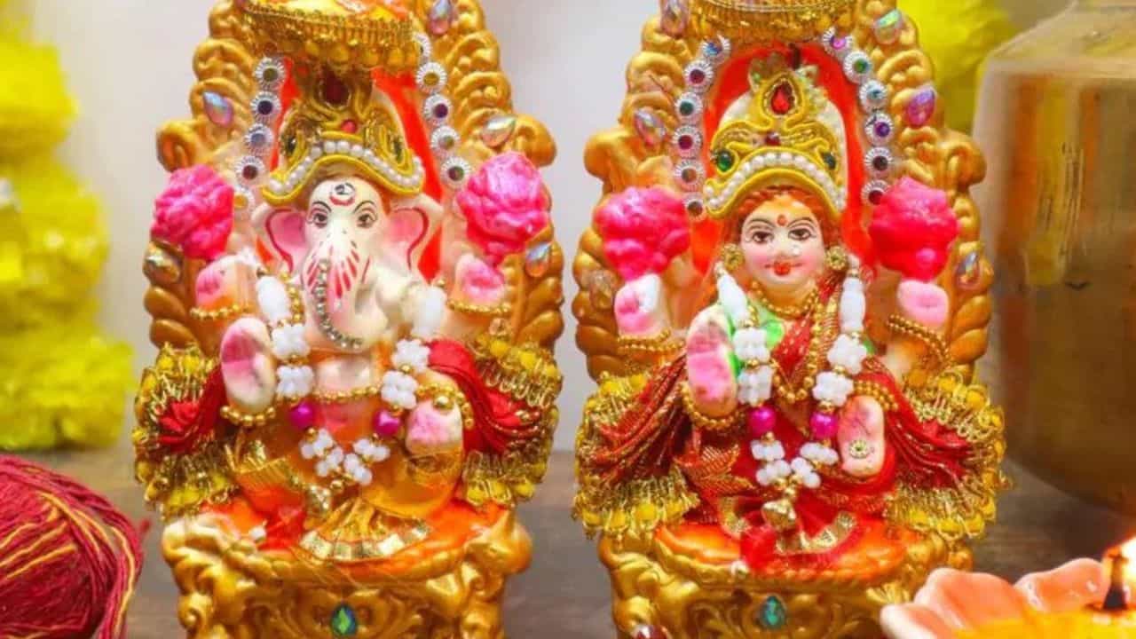 Diwali 2025: ഇങ്ങനെ ചെയ്താൽ ഇരട്ടി ഐശ്വര്യം! ദീപാവലി കഴിഞ്ഞാൽ ലക്ഷ്മി ഗണേശ വിഗ്രഹങ്ങൾ വെറുതെ കളയരുത്