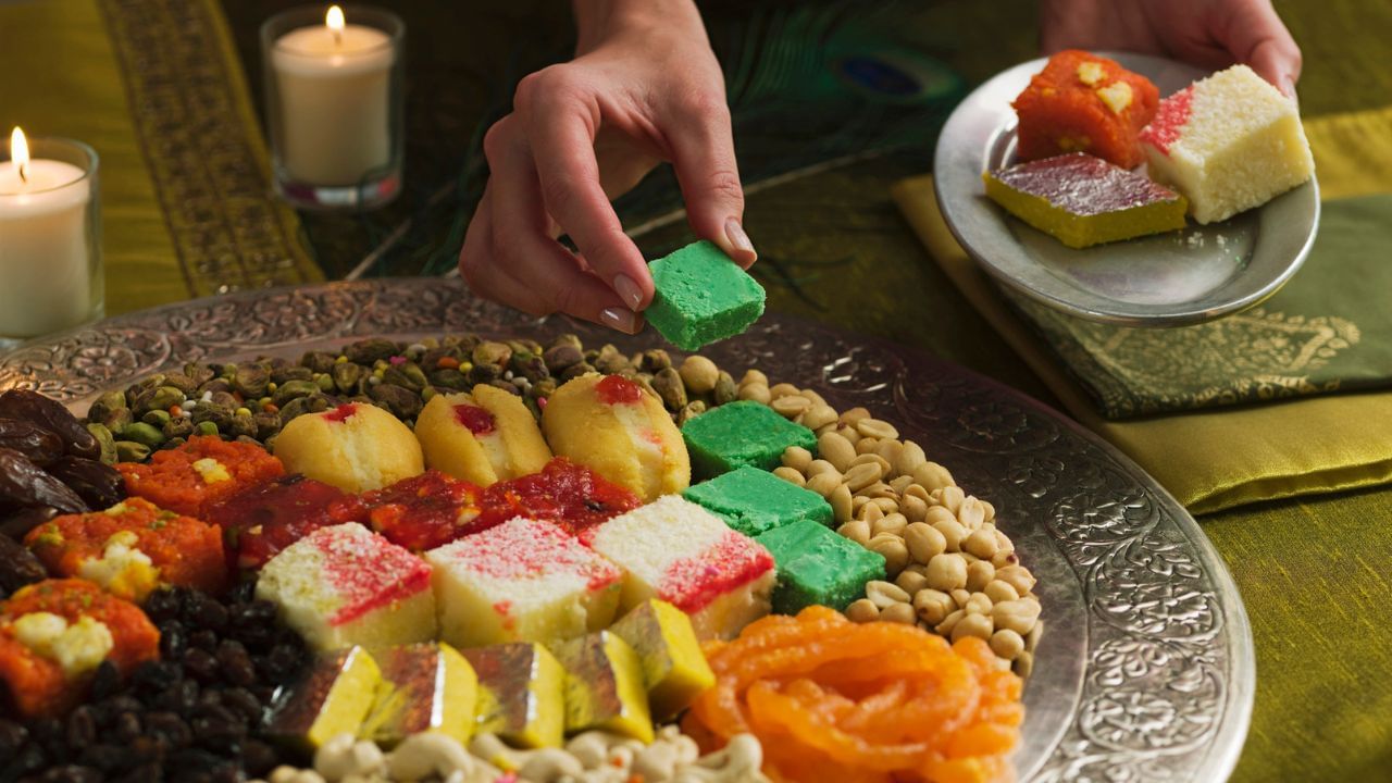 തമിഴ്നാട്ടിൽ നരകാസുരനെ വധിച്ചതിന്റെ ഓർമ്മയ്ക്കായി അവർ നരക ചതുർദശിയാണ് പ്രധാന ദീപാവലി ദിനമായി ആഘോഷിക്കുന്നത്. എന്നിരുന്നാലും ദീപാവലി ദിനത്തെ ഐശ്വര്യപൂർണ്ണമായി വരവേൽക്കുന്നതിനും, സർവ്വൈശ്വര്യങ്ങളും ലഭിക്കുന്നതിനും ചില കാര്യങ്ങൾ ശ്രദ്ധിക്കേണ്ടതുണ്ട്. ദീപാവലി ദിനത്തിന് മുമ്പ് നിങ്ങളുടെ വീട് വൃത്തിയാക്കി അനാവശ്യമായ മാലിന്യങ്ങൾ പുറത്തേക്ക് വലിച്ചെറിയുക. ദീപാവലി ദിവസം അതിരാവിലെ ഉണരുന്നതാണ് ഉത്തമം. (Photos Credit: Getty Images)